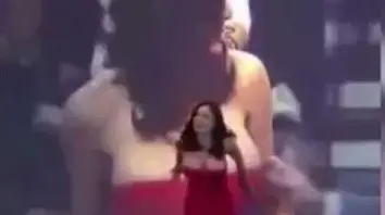 מנחה חושף חזה של מרואיינת מנחה חושף חזה של מרואיינת