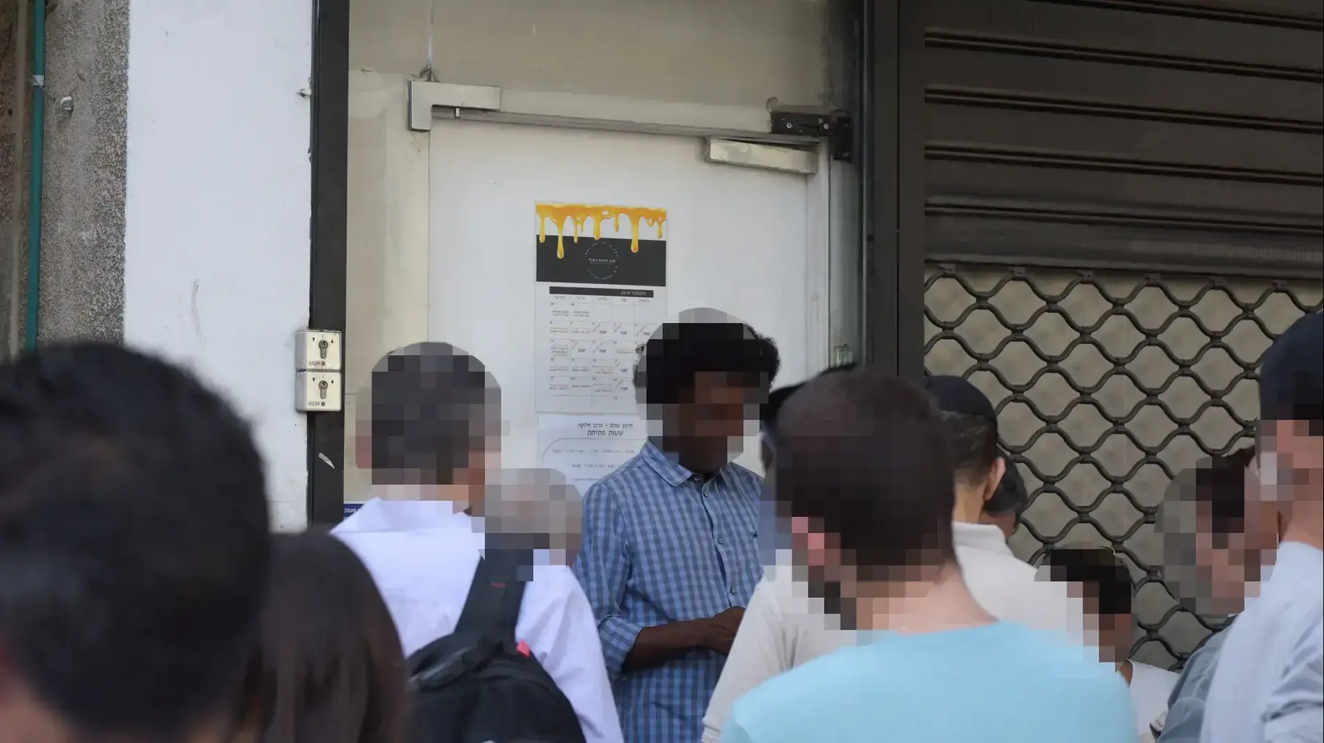 תור מחוץ לחנות הקנאביס הרפואי באבן גבירול, תל אביב "תיקון עולם" בחול המועד סוכות תור מחוץ לחנות הקנאביס הרפואי באבן גבירול, תל אביב "תיקון עולם" בחול המועד סוכות