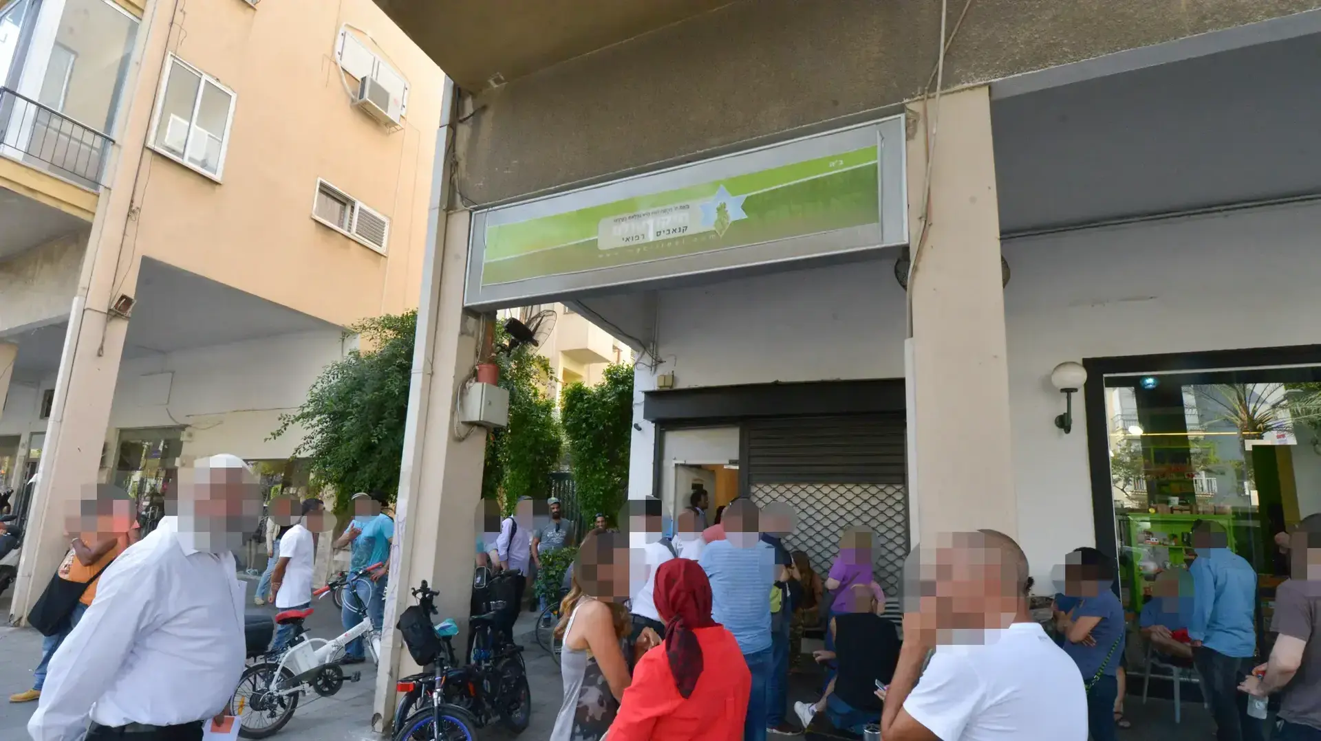 תור מחוץ לחנות הקנאביס הרפואי באבן גבירול, תל אביב  "תיקון עולם" בחול המועד סוכות