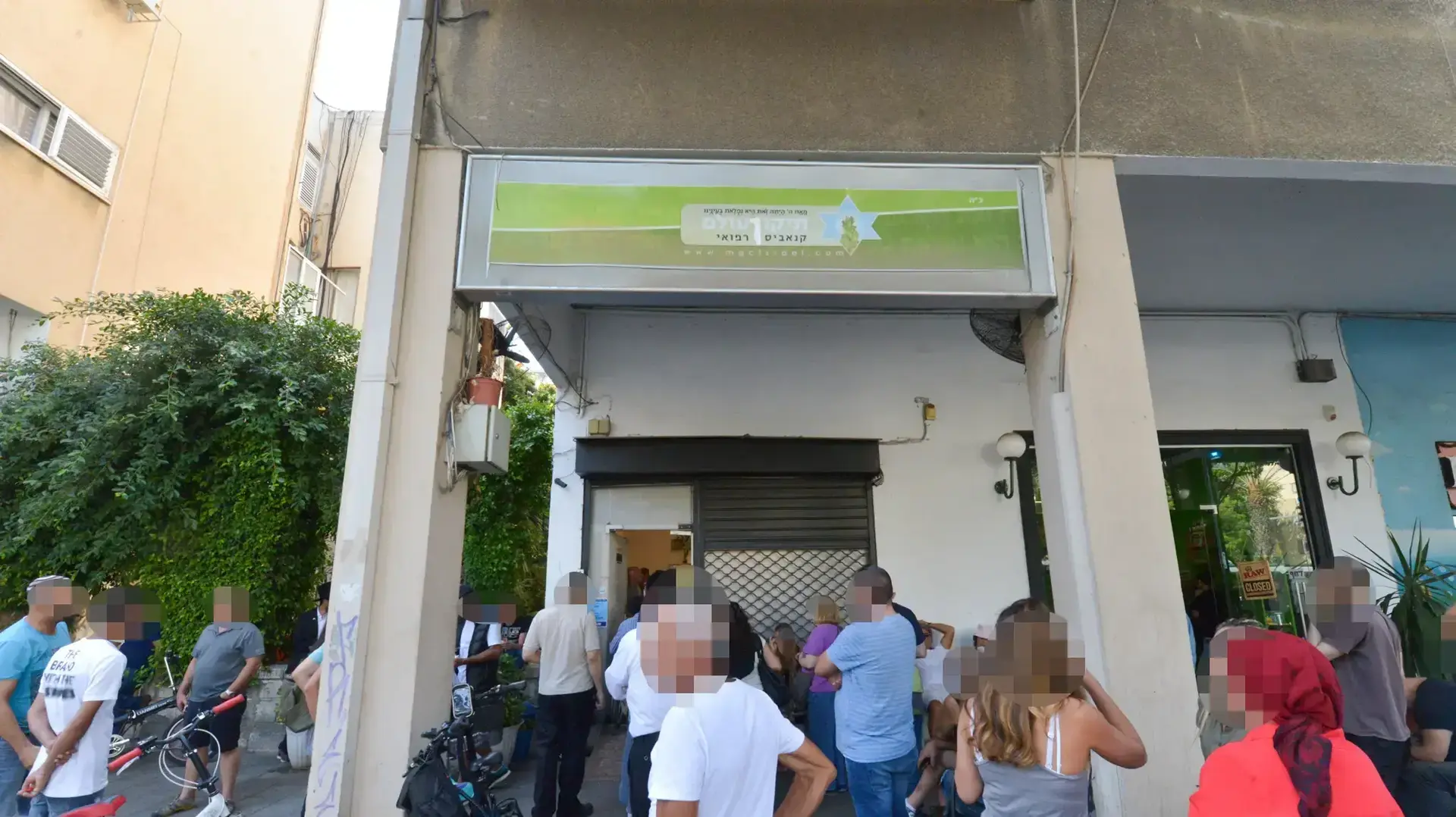 תור מחוץ לחנות הקנאביס הרפואי באבן גבירול, תל אביב "תיקון עולם" בחול המועד סוכות תור מחוץ לחנות הקנאביס הרפואי באבן גבירול, תל אביב "תיקון עולם" בחול המועד סוכות