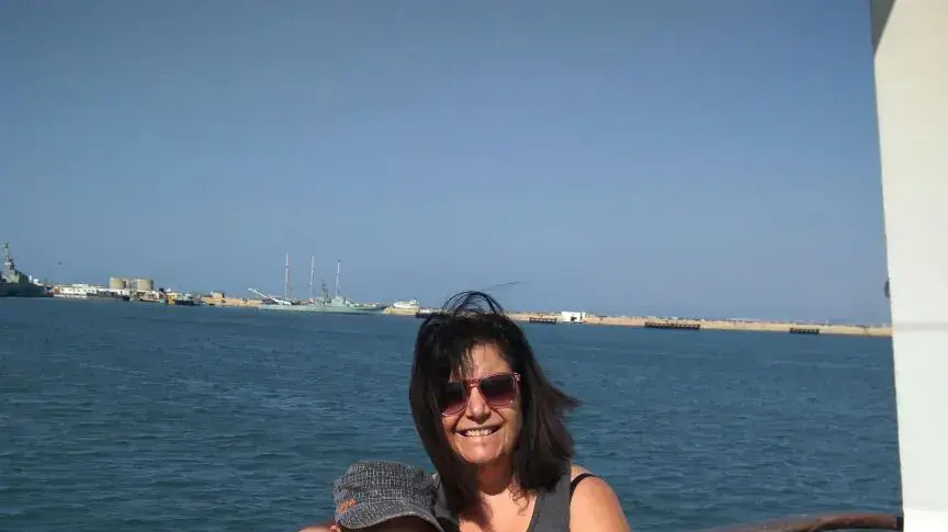 יקירה יאיר ובתה שני על קו השיט בין חיפה לעכו, אוקטובר 2016 יקירה יאיר ובתה שני על קו השיט בין חיפה לעכו, אוקטובר 2016