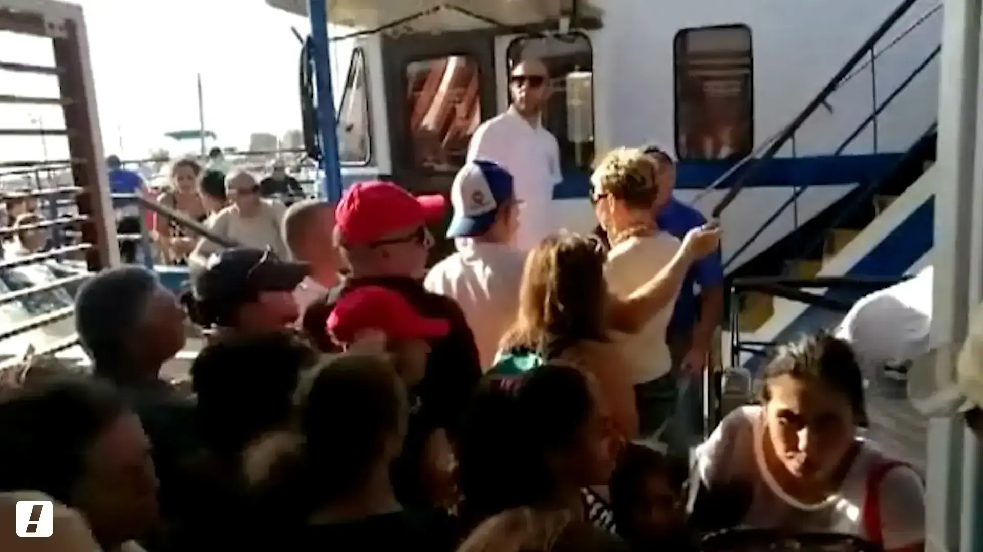 תורים ארוכים, צפיפות וקללות בקו השיט החדש בין נמלי חיפה לעכו
