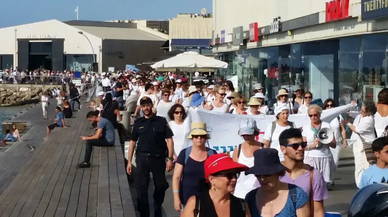 צעדת תנועת "נשים עושות שלום" מראש הנקרה לבית ראש הממשלה. אוקטובר 2016 צעדת תנועת "נשים עושות שלום" מראש הנקרה לבית ראש הממשלה. אוקטובר 2016