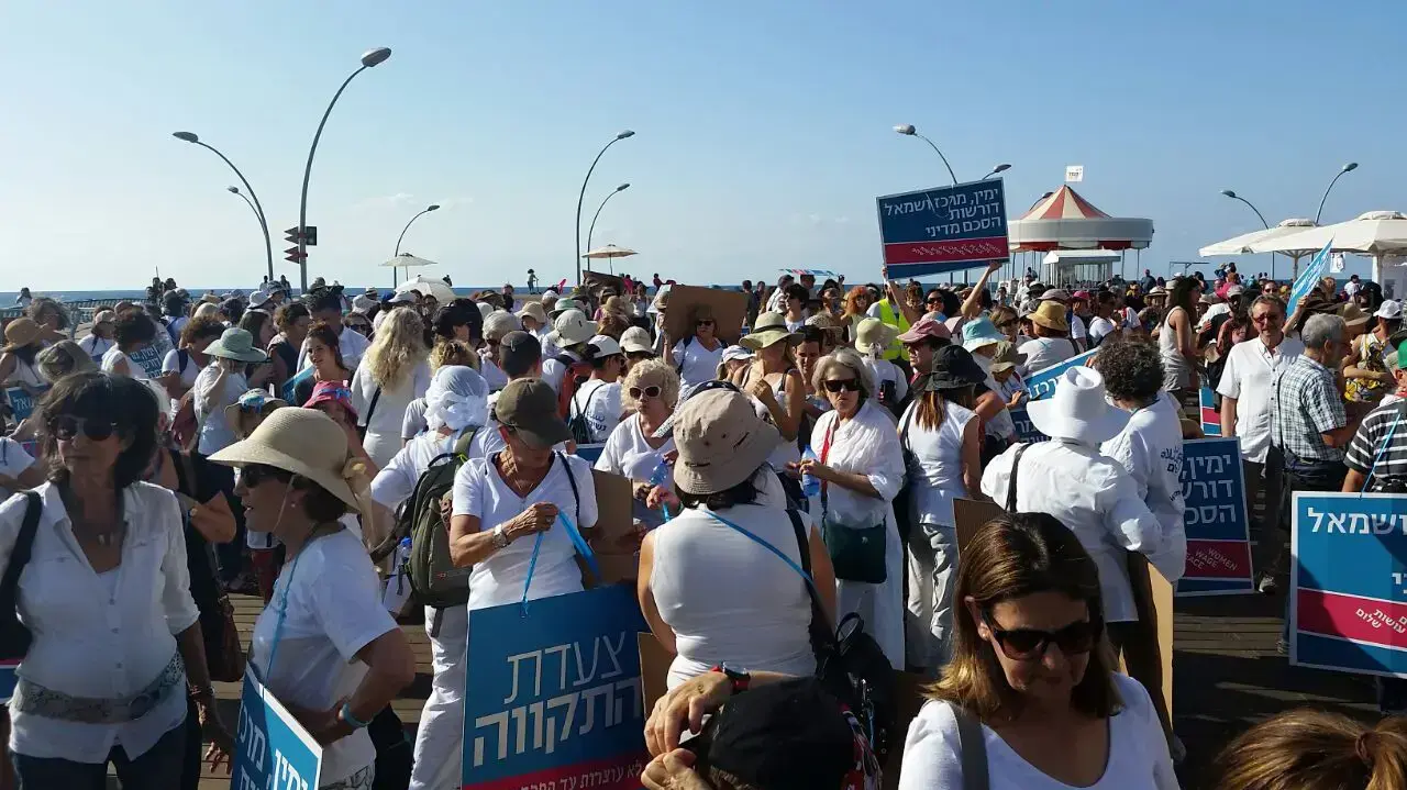 צעדת תנועת "נשים עושות שלום" מראש הנקרה לבית ראש הממשלה. אוקטובר 2016 צעדת תנועת "נשים עושות שלום" מראש הנקרה לבית ראש הממשלה. אוקטובר 2016