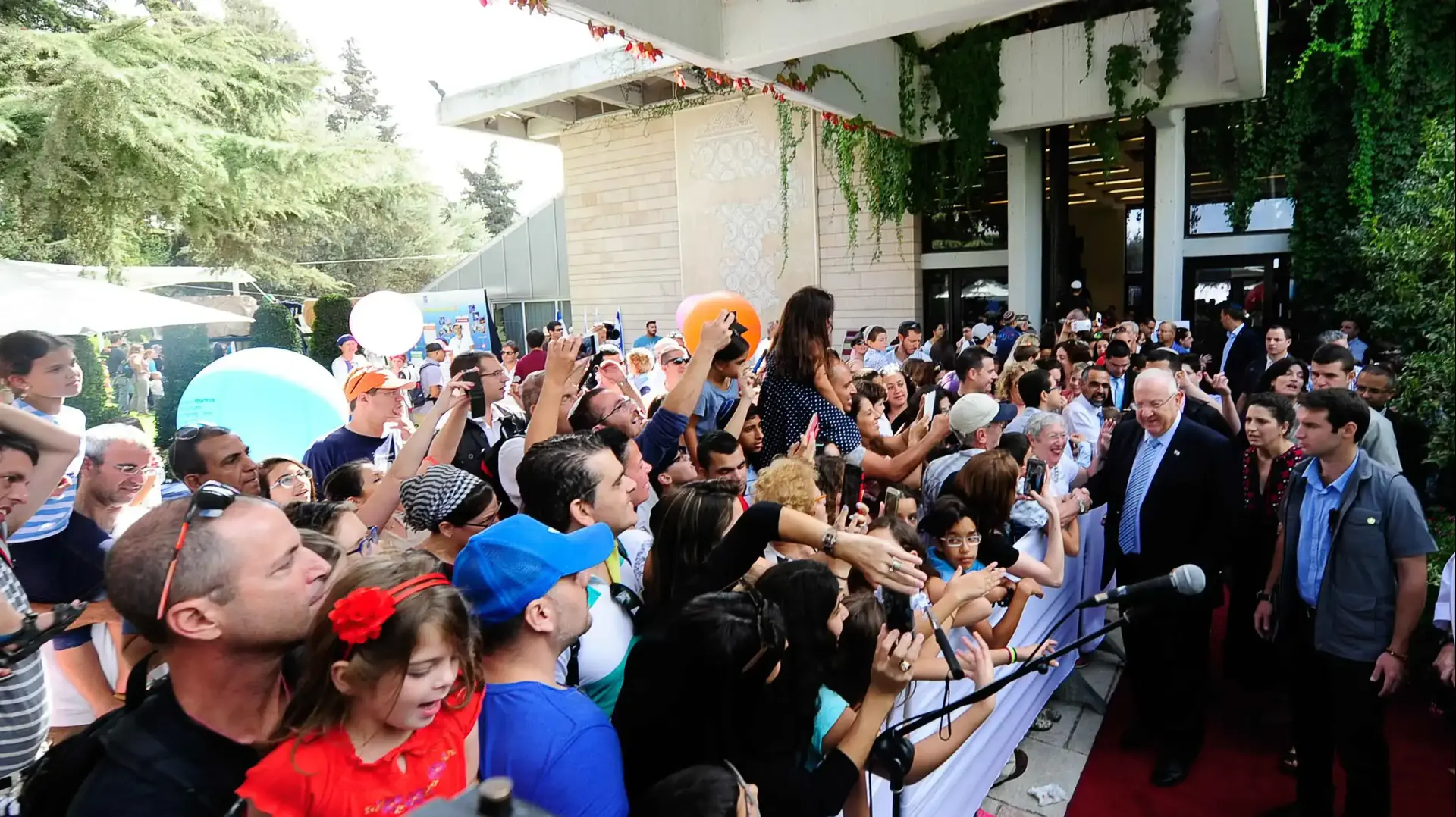 נשיא המדינה ורעייתו אירחו את אלפי אזרחי ישראל בסוכת בית הנשיא שפתח את שעריו כמיטב המסורת בחג