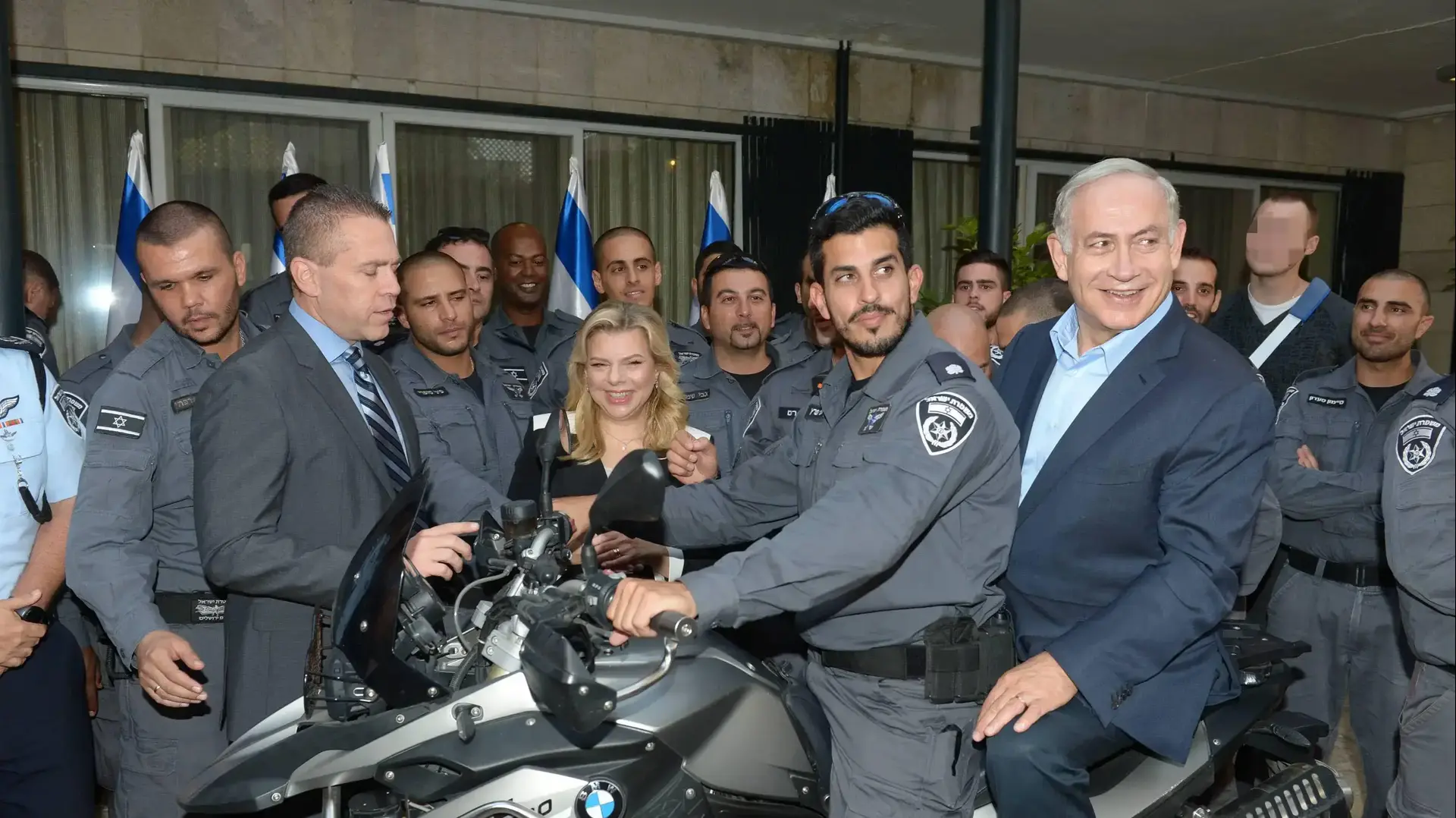פגישת ראש הממשלה בנימין נתניהו ורעייתו שרה עם יחידת האופנוענים של יס"ם בבית ראש הממשלה פגישת ראש הממשלה בנימין נתניהו ורעייתו שרה עם יחידת האופנוענים של יס"ם בבית ראש הממשלה