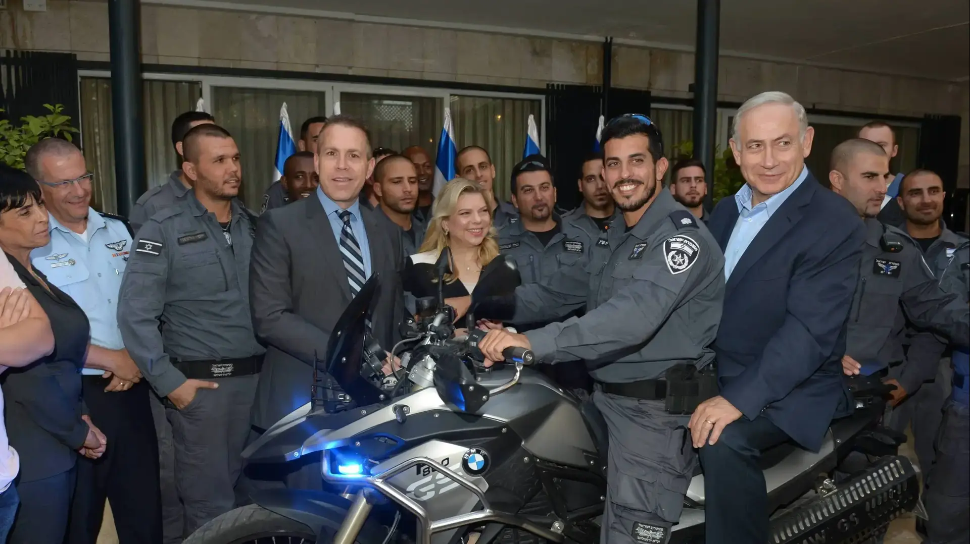פגישת ראש הממשלה בנימין נתניהו ורעייתו שרה עם יחידת האופנוענים של יס"ם בבית ראש הממשלה פגישת ראש הממשלה בנימין נתניהו ורעייתו שרה עם יחידת האופנוענים של יס"ם בבית ראש הממשלה