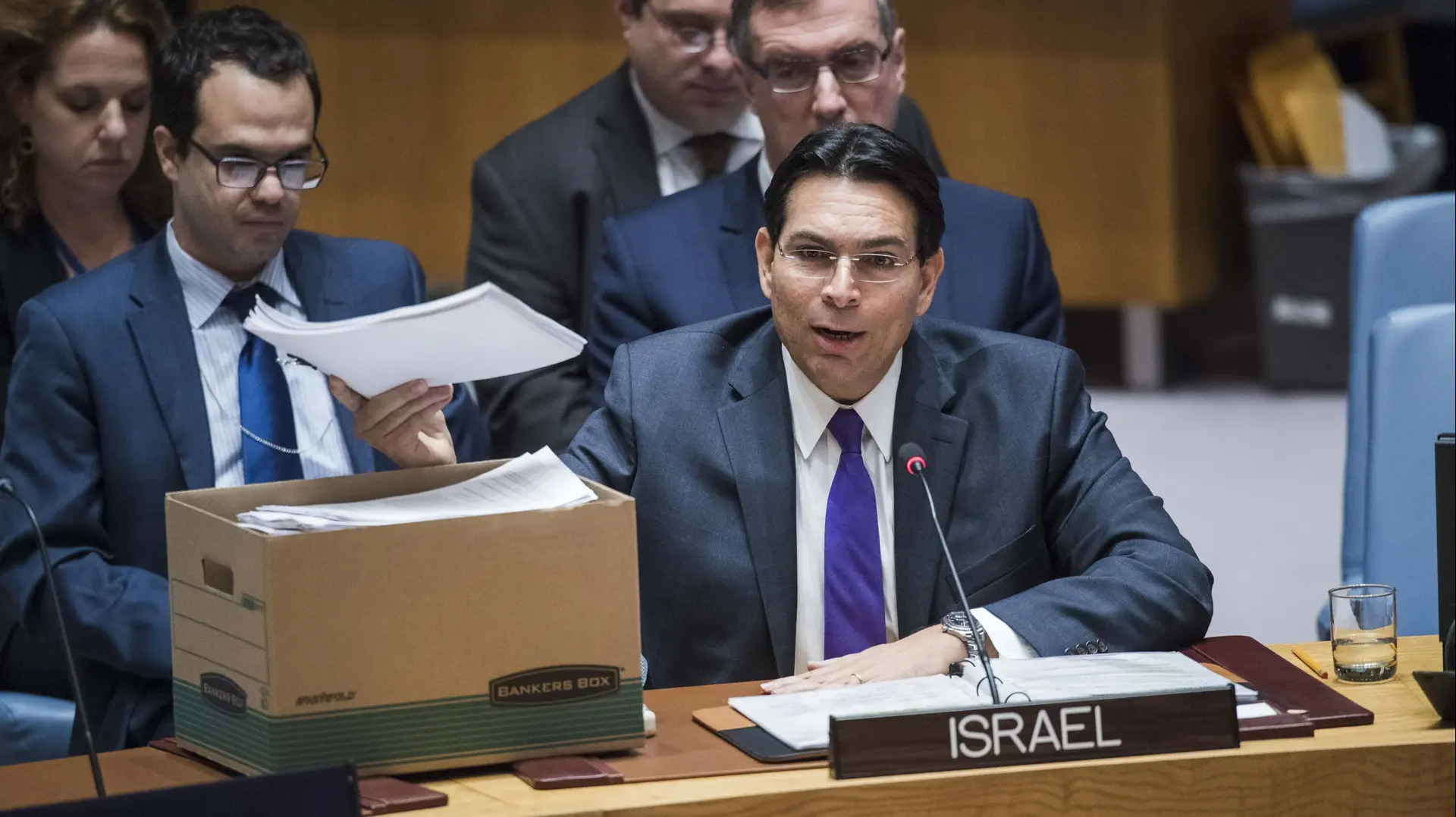 דני דנון בנאומו במועצת הביטחון של האו"ם - מציג ארגז ובו דפי ההחלטות והדו"חות נגד ישראל מאז אוקטובר 2015 דני דנון בנאומו במועצת הביטחון של האו"ם - מציג ארגז ובו דפי ההחלטות והדו"חות נגד ישראל מאז אוקטובר 2015