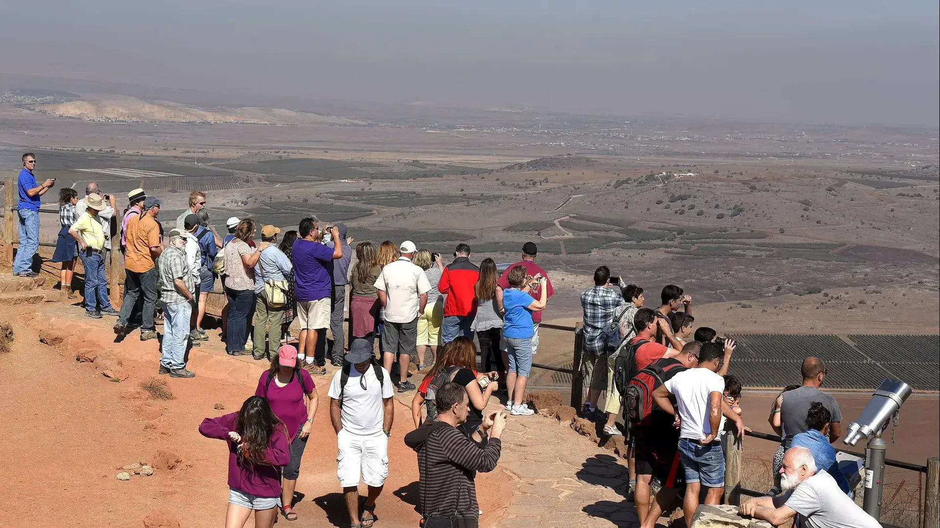 מטיילים במצפה הר בנטל שברמת הגולן. 23 באוקטובר 2016 מטיילים במצפה הר בנטל שברמת הגולן. 23 באוקטובר 2016