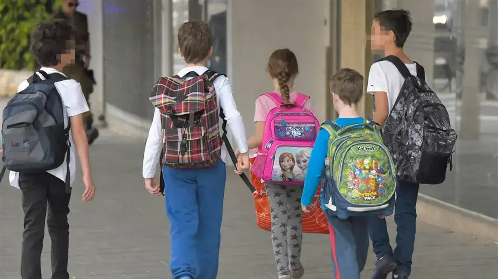 תמונות אילוסטרציה של ילדים הולכים לבית ספר בצפון הישן בתל אביב תמונות אילוסטרציה של ילדים הולכים לבית ספר בצפון הישן בתל אביב