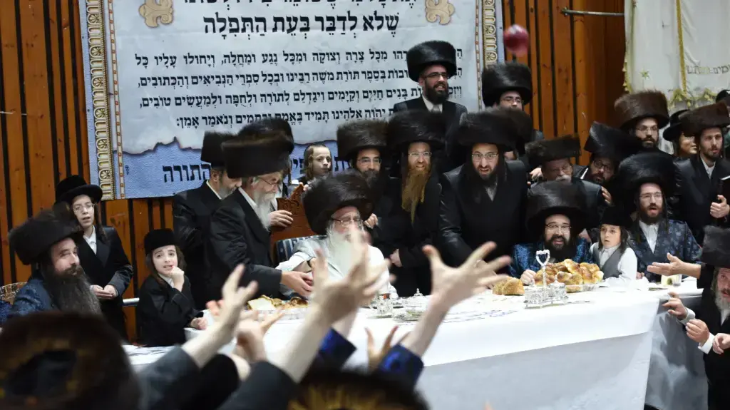 זריקת התפוחים בחסידות צאנז בנתניה- אירועי הקפות שניות בחסידות זריקת התפוחים בחסידות צאנז בנתניה- אירועי הקפות שניות בחסידות
