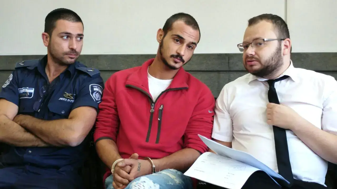 הנאשם לי פרץ כעת בבית המשפט השלום בחדרה  סיוע לאחר מעשה בתיק הרצח של אלמוג פדל