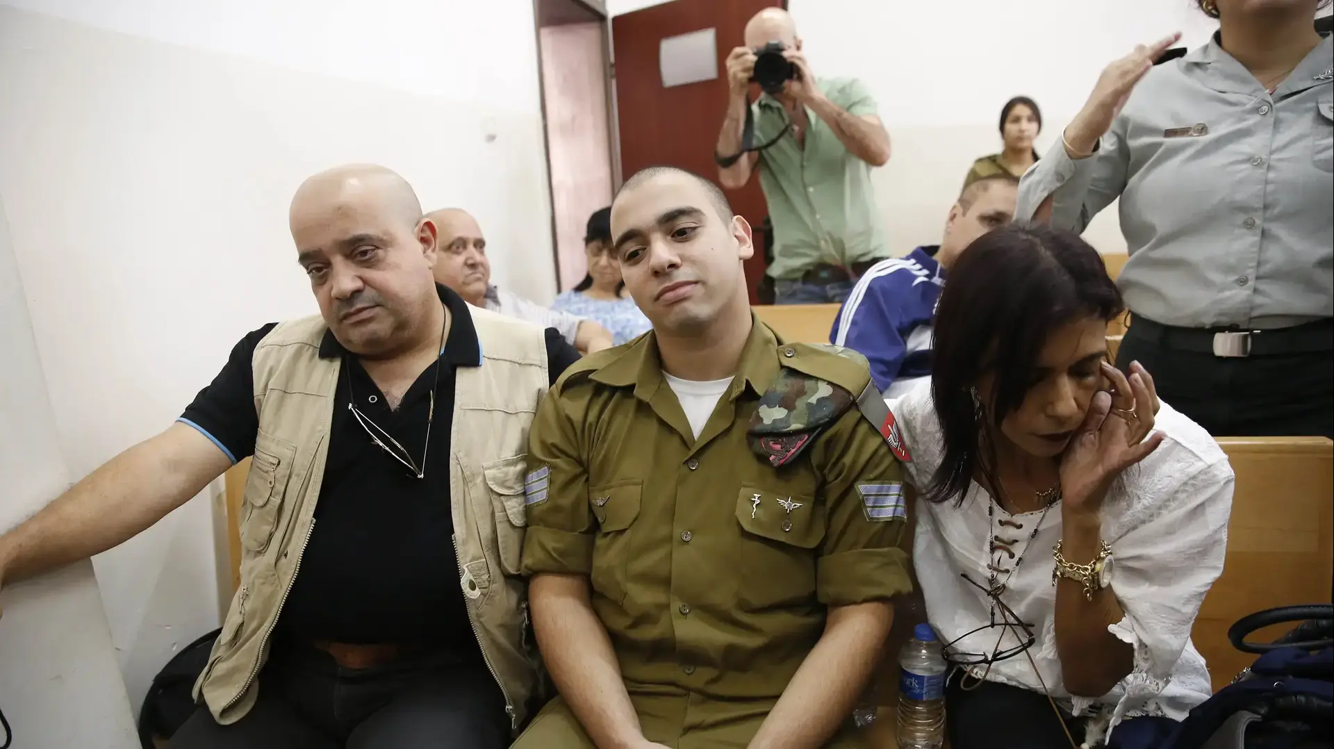 אלאור אזריה עם הוריו צ'רלי ואושרה אזריה, בית הדין הצבאי ביפו. 26 באוקטובר 2016 אלאור אזריה עם הוריו צ'רלי ואושרה אזריה, בית הדין הצבאי ביפו. 26 באוקטובר 2016