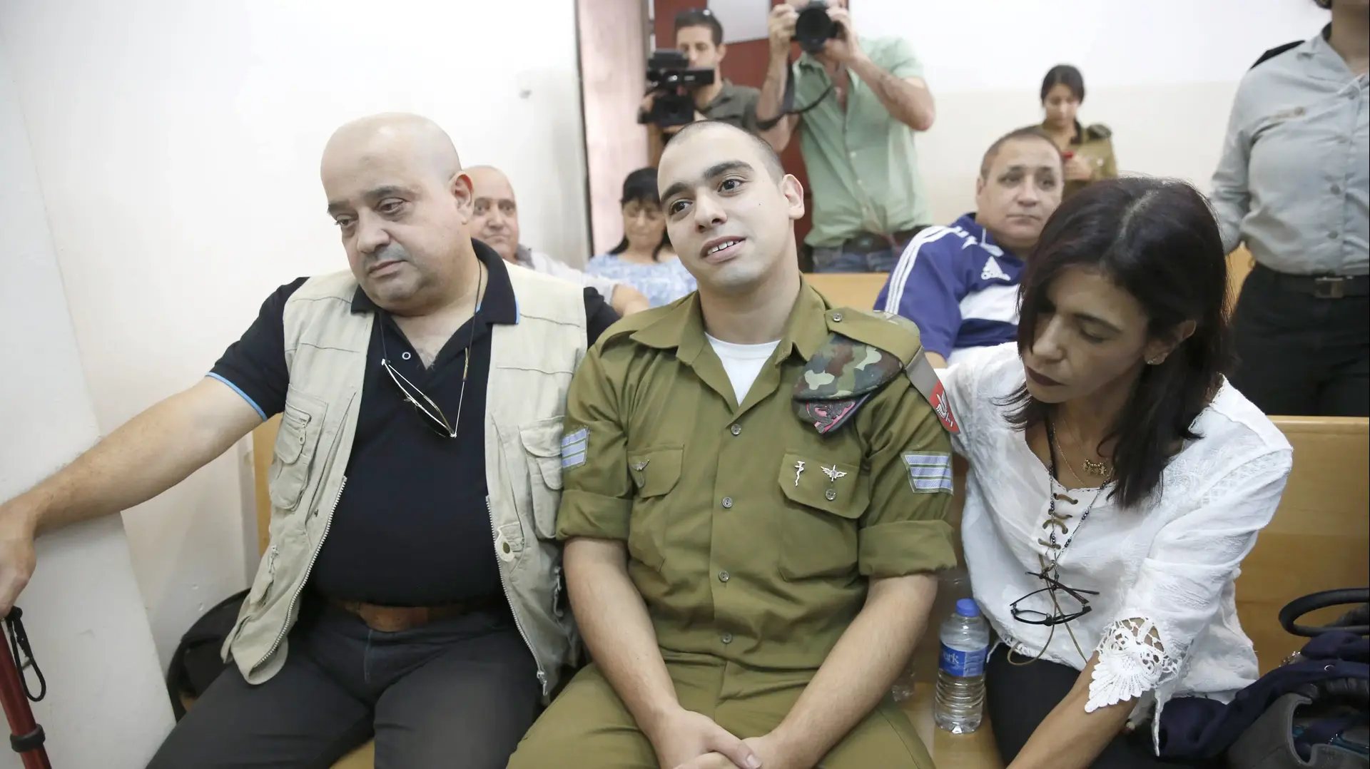 אלאור אזריה עם הוריו צ'רלי ואושרה אזריה, בית הדין הצבאי ביפו. 26 באוקטובר 2016