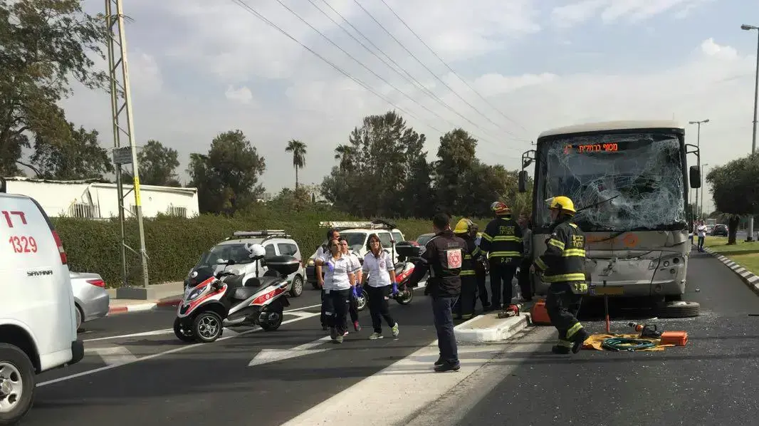 אוטובוס מלא נוסעים התנגש במשאית. שדרות רוקח תל אביב. 27 באוקטובר 2016 אוטובוס מלא נוסעים התנגש במשאית. שדרות רוקח תל אביב. 27 באוקטובר 2016