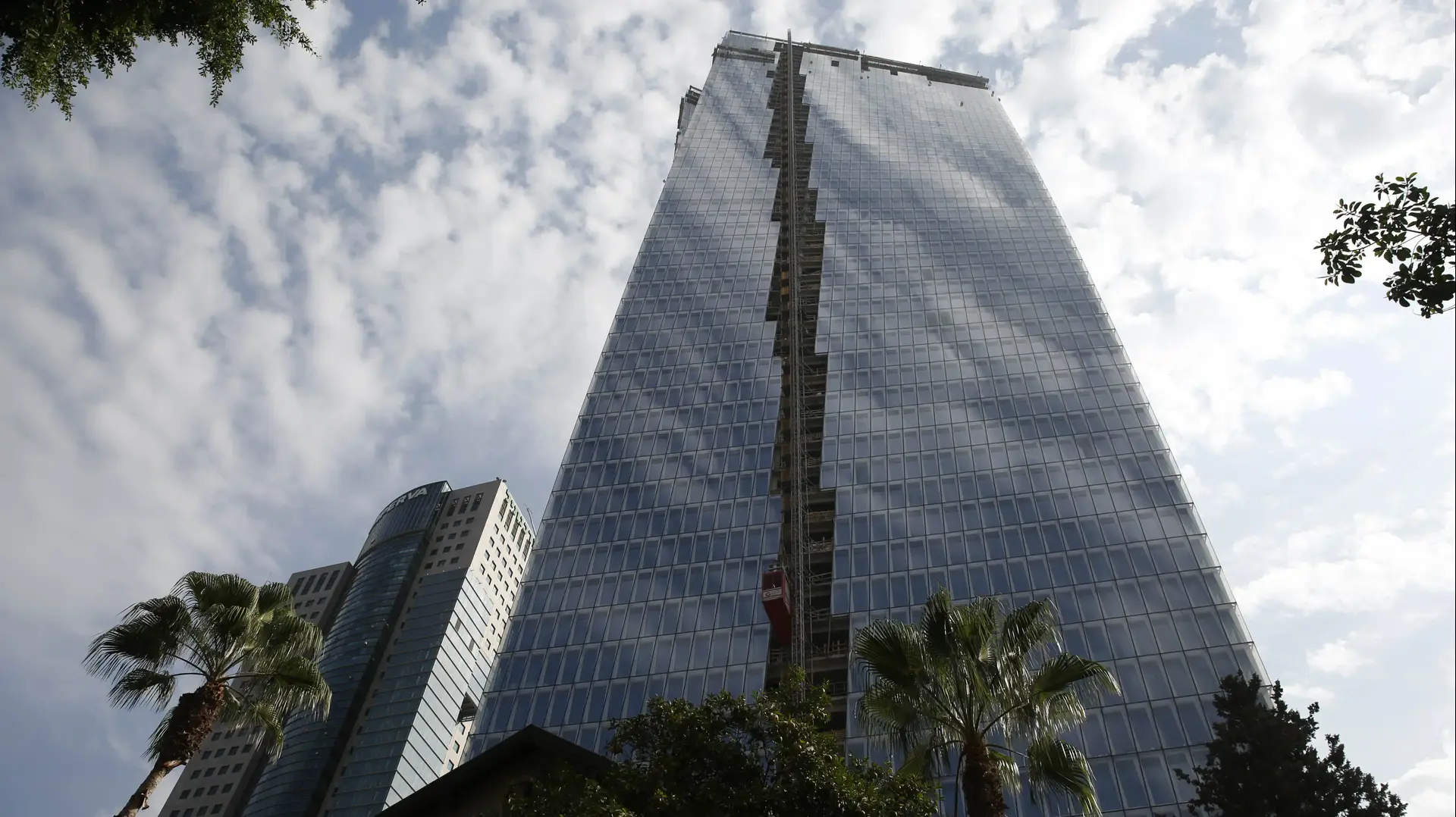 בניין שבבנייה במתחם שרונה ממנו נפלו זכוכיות ענק. תל אביב 27 באוקטובר 2016