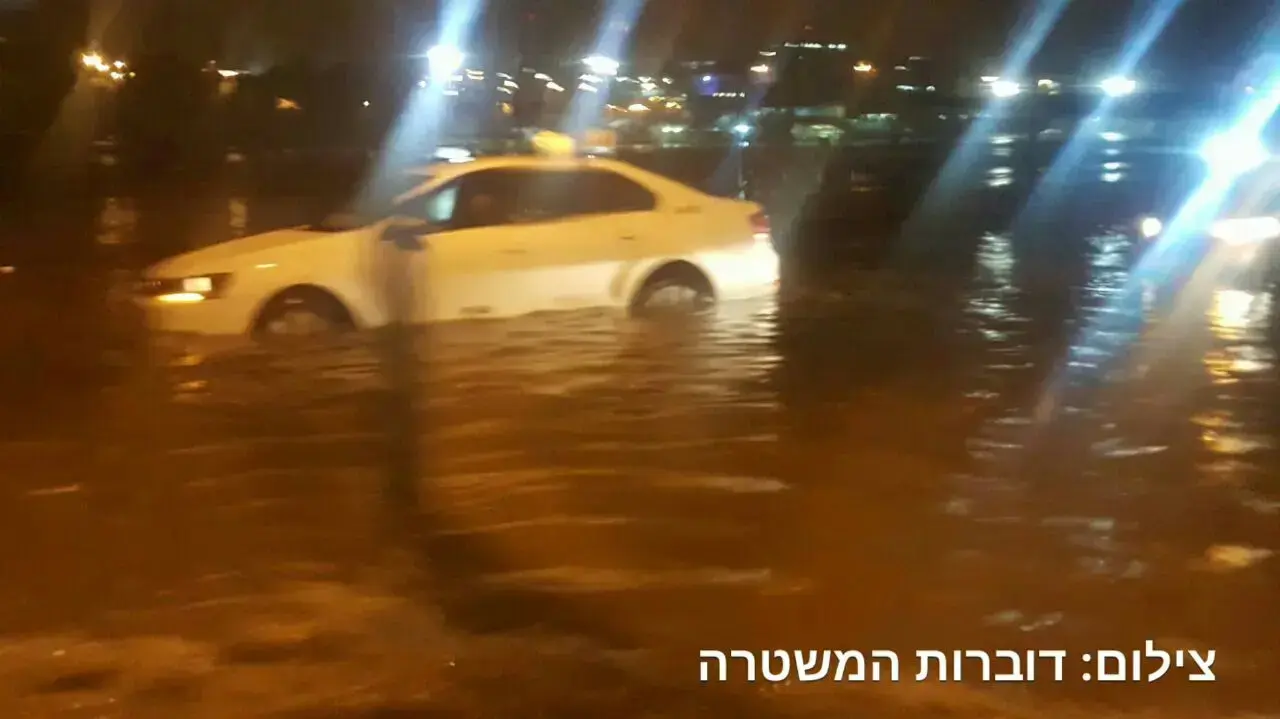 כלי רכב שנתקעו בשלולית ומונית שעלתה באש בעקבות גשמים באילת. 28 באוקטובר 2016 כלי רכב שנתקעו בשלולית ומונית שעלתה באש בעקבות גשמים באילת. 28 באוקטובר 2016