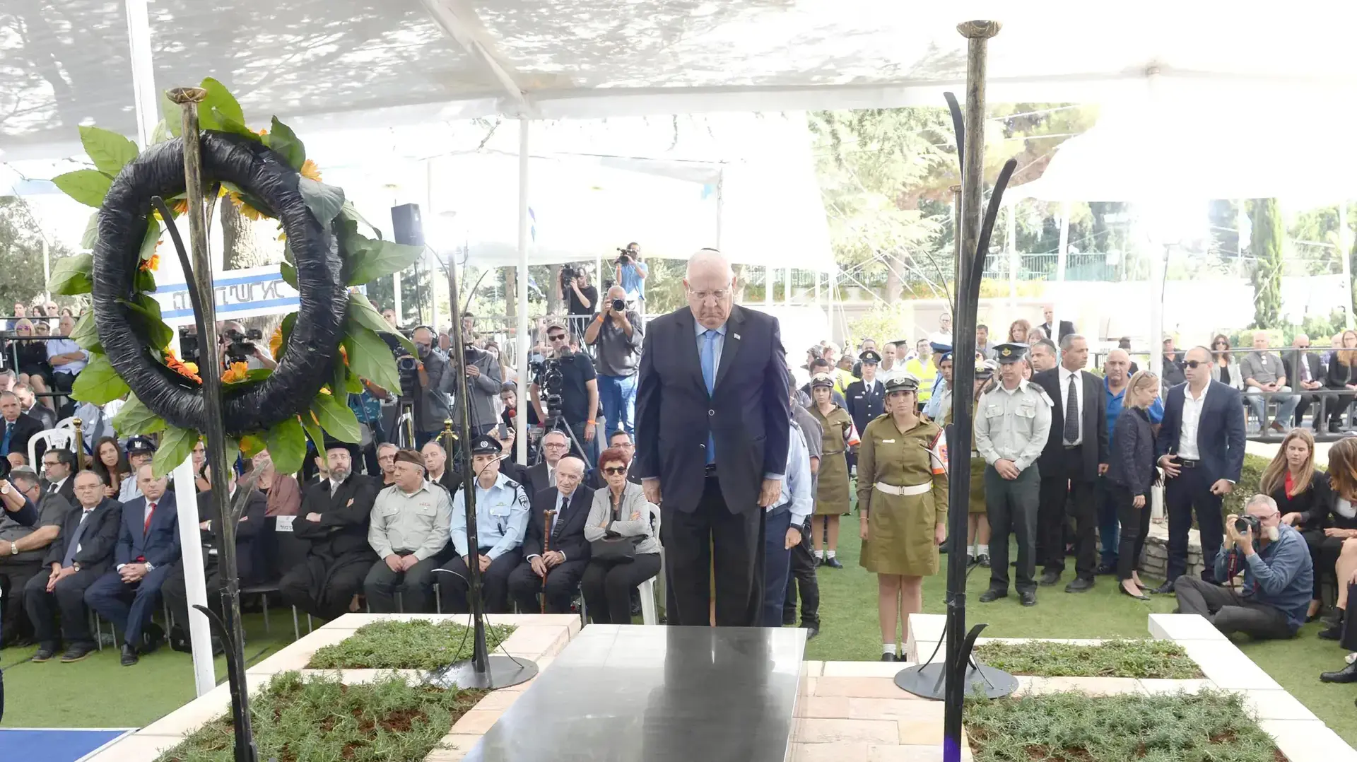 הנשיא ראובן ריבלין באזכרה לשמעון פרס בהר הרצל בירושלים, 28 באוקטובר 2016