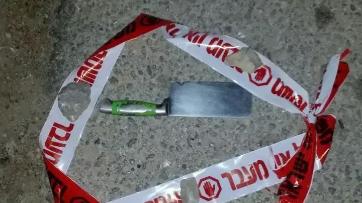 סכין של מחבל שניסה לבצע פיגוע דריסה ודקירה במוצב עפרה, 29 באוקטובר 2016 סכין של מחבל שניסה לבצע פיגוע דריסה ודקירה במוצב עפרה, 29 באוקטובר 2016