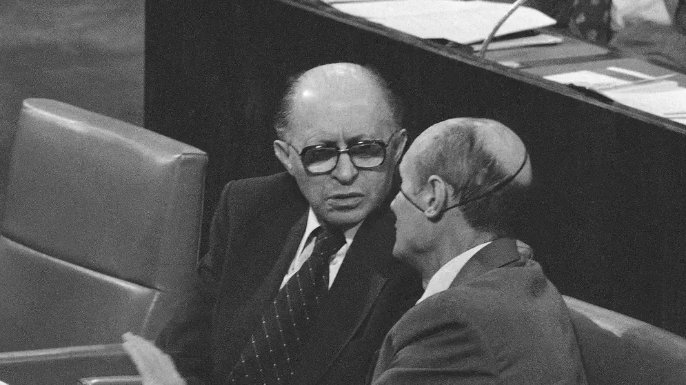 משה דיין ומנחם בגין במליאת הכנסת, הממשלה התשיעית, 1978. משה דיין ומנחם בגין במליאת הכנסת, הממשלה התשיעית, 1978.