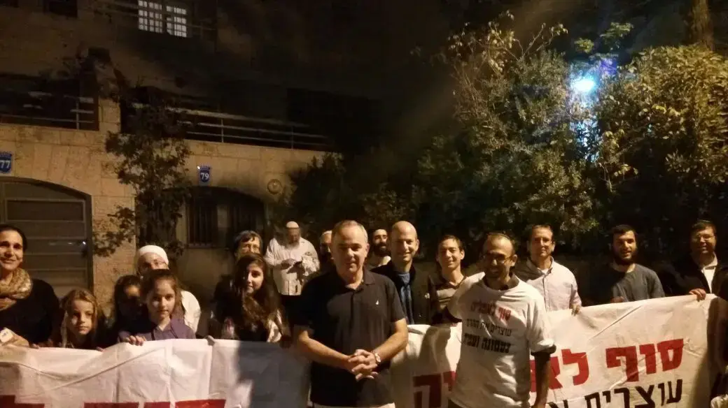 הפגנה של מטה המאבק של תושבי עמונה מול ביתו של השר יובל שטייניץ, אוקטובר 2016 הפגנה של מטה המאבק של תושבי עמונה מול ביתו של השר יובל שטייניץ, אוקטובר 2016