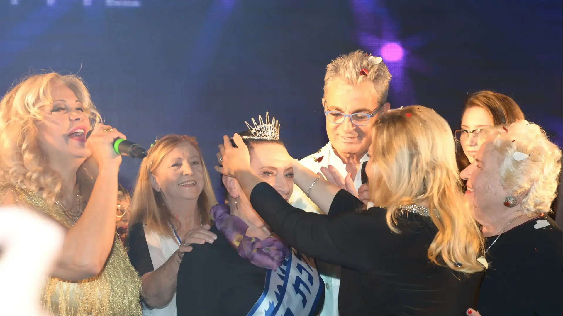 שרה נתניהו ו אנא גריניס שזכתה בתואר מלכת היופי לניצולות שואה בחיפה 30 אוקטובר 2016 שרה נתניהו ו אנא גריניס שזכתה בתואר מלכת היופי לניצולות שואה בחיפה 30 אוקטובר 2016