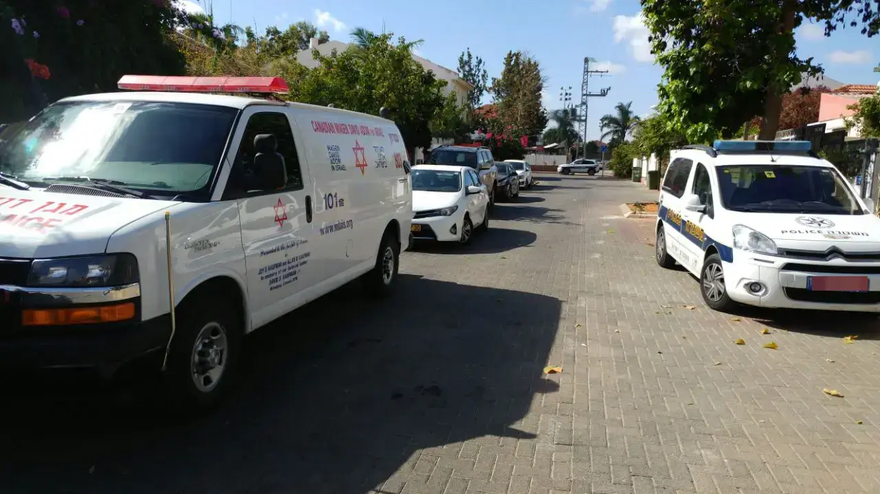 ניידות משטרה ומד"א מחוץ לבית בו אדם מתבצר עם בני ערובה ומאיים לפוצץ בלוני גז. כפר יונה, 31 באוקטובר 2016 ניידות משטרה ומד"א מחוץ לבית בו אדם מתבצר עם בני ערובה ומאיים לפוצץ בלוני גז. כפר יונה, 31 באוקטובר 2016