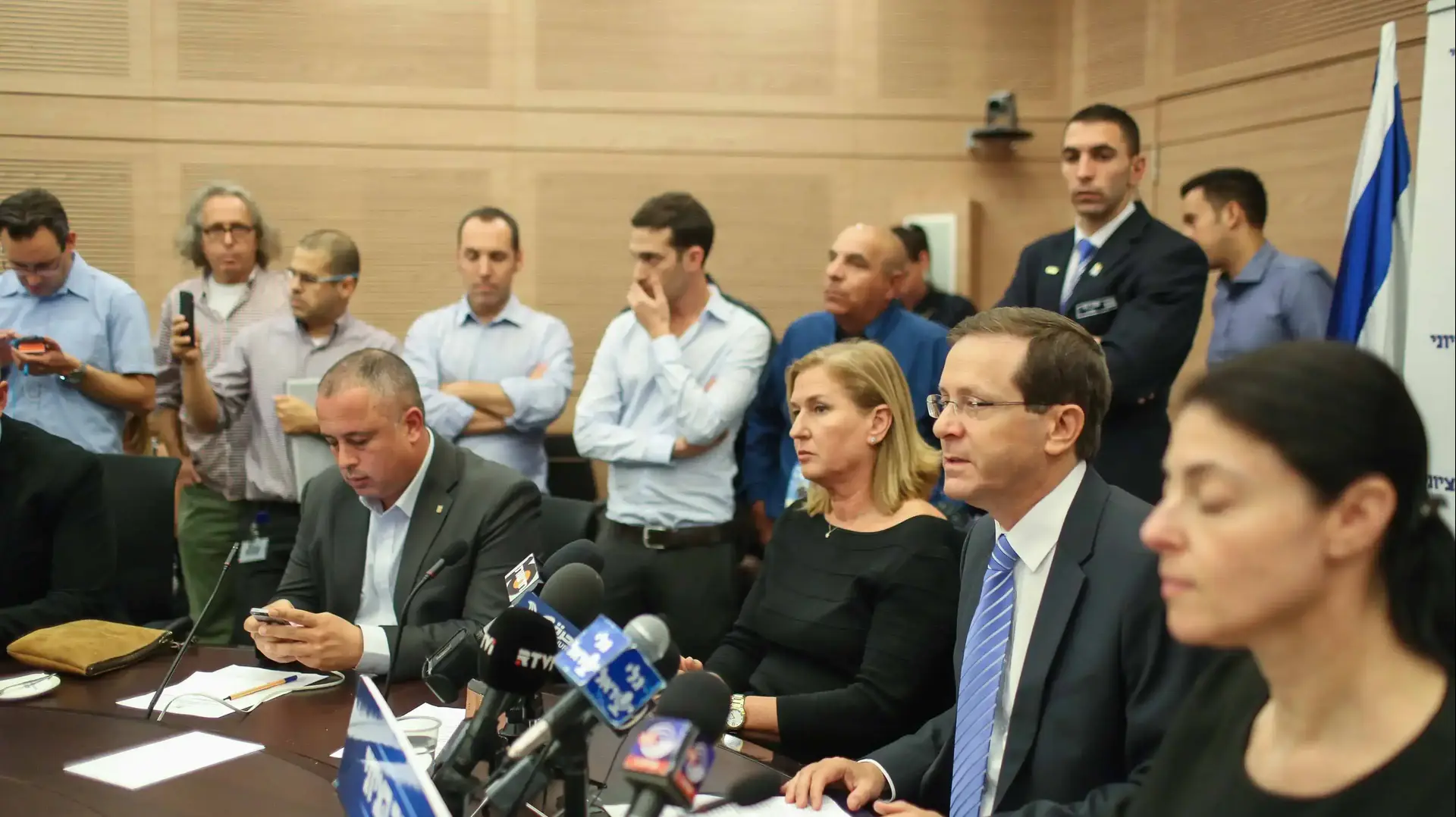 ישיבת סיעה המחנה הציוני פתיחת מושב החורף 2016 ישיבת סיעה המחנה הציוני פתיחת מושב החורף 2016