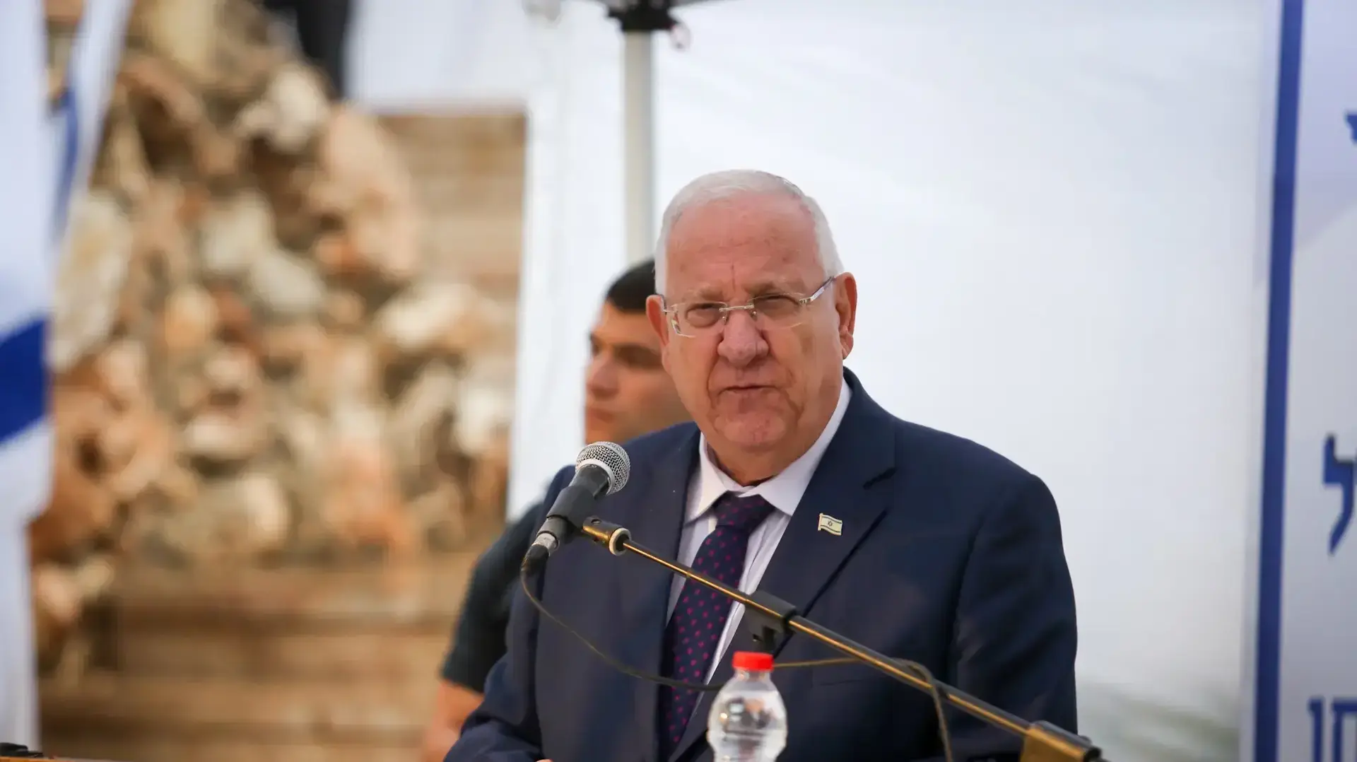 נשיא המדינה ראובן ריבלין באזכרה לרחבעם (גנדי) זאבי, הר הרצל. נובמבר 2016 נשיא המדינה ראובן ריבלין באזכרה לרחבעם (גנדי) זאבי, הר הרצל. נובמבר 2016