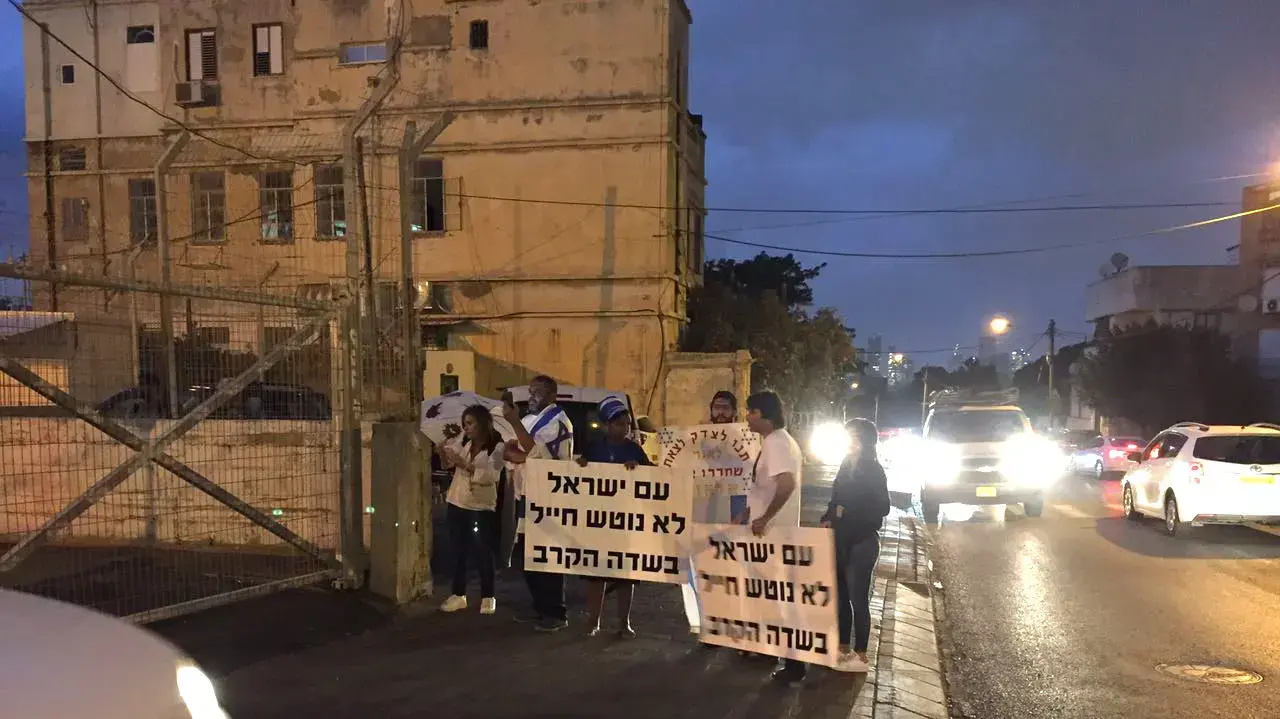 מפגינים למען אלאור אזריה, מחוץ לבית הדין הצבאי, יפו. נובמבר 2016 מפגינים למען אלאור אזריה, מחוץ לבית הדין הצבאי, יפו. נובמבר 2016