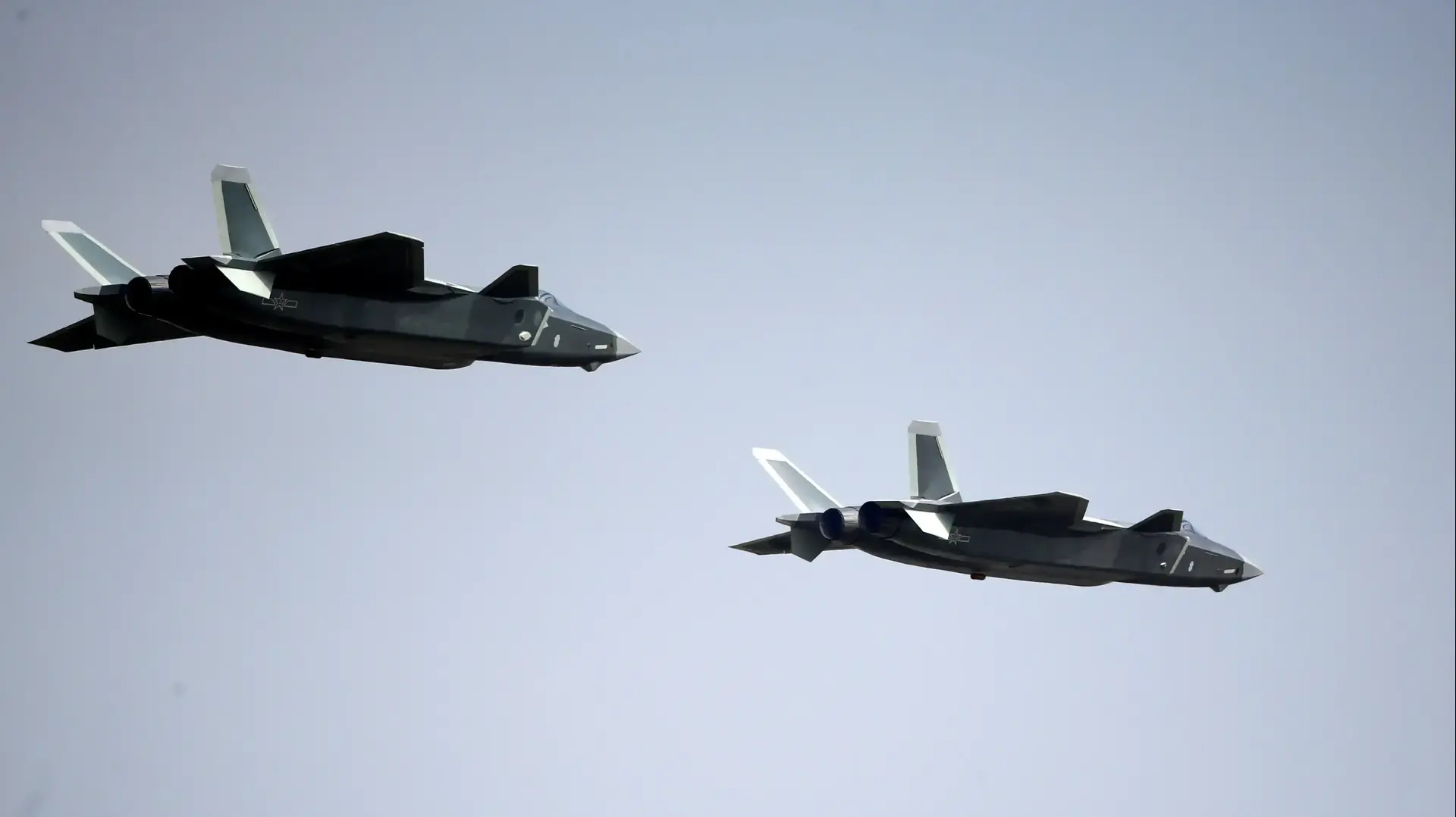 סין חשפה את מטוס החמקן "צ'נגדו J-20" בפומבי, 1 בנובמבר 2016 סין חשפה את מטוס החמקן "צ'נגדו J-20" בפומבי, 1 בנובמבר 2016