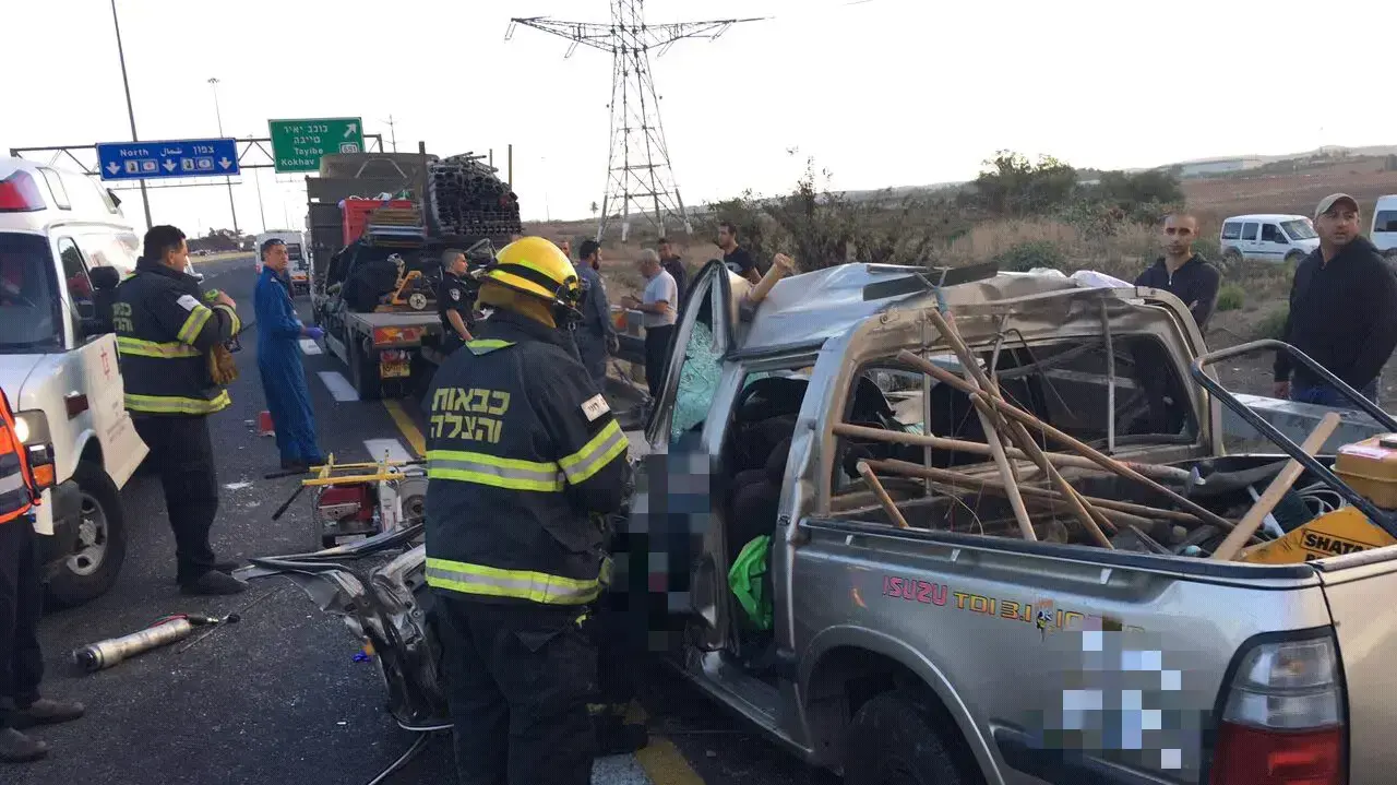 התנגשות בין רכב פרטי למשאית בכביש 6 לכיוון צפון, סמוך למחלף חורשים שליד כפר סבא, נובמבר 2016 התנגשות בין רכב פרטי למשאית בכביש 6 לכיוון צפון, סמוך למחלף חורשים שליד כפר סבא, נובמבר 2016