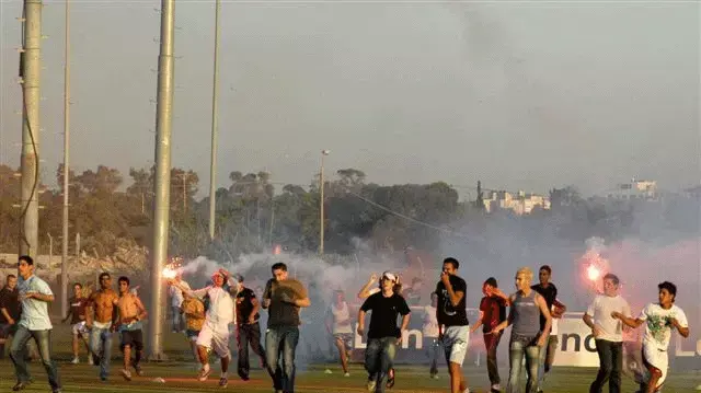 אוהדי מכבי תל אביב כדורגל משליכים זיקוקים אימון קרית שלום (ברני ארדוב)