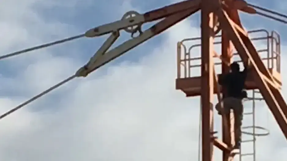עובדים זרים מתבצרים על עגורן צריח באתר בנייה "רמת בית שמש", בית שמש. נובמבר 2016 עובדים זרים מתבצרים על עגורן צריח באתר בנייה "רמת בית שמש", בית שמש. נובמבר 2016
