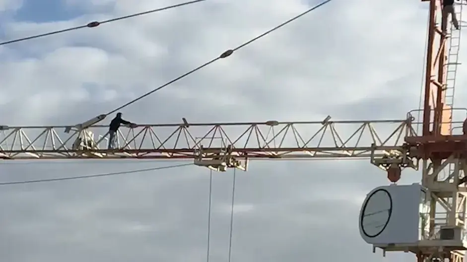 עובדים זרים מתבצרים על עגורן צריח באתר בנייה "רמת בית שמש", בית שמש. נובמבר 2016