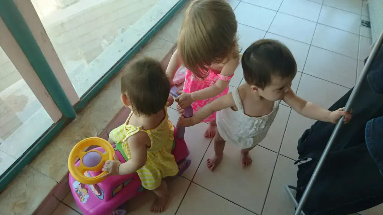 בנות של זוג גברים שנאבק על הכרתן כאזרחיות בנות של זוג גברים שנאבק על הכרתן כאזרחיות