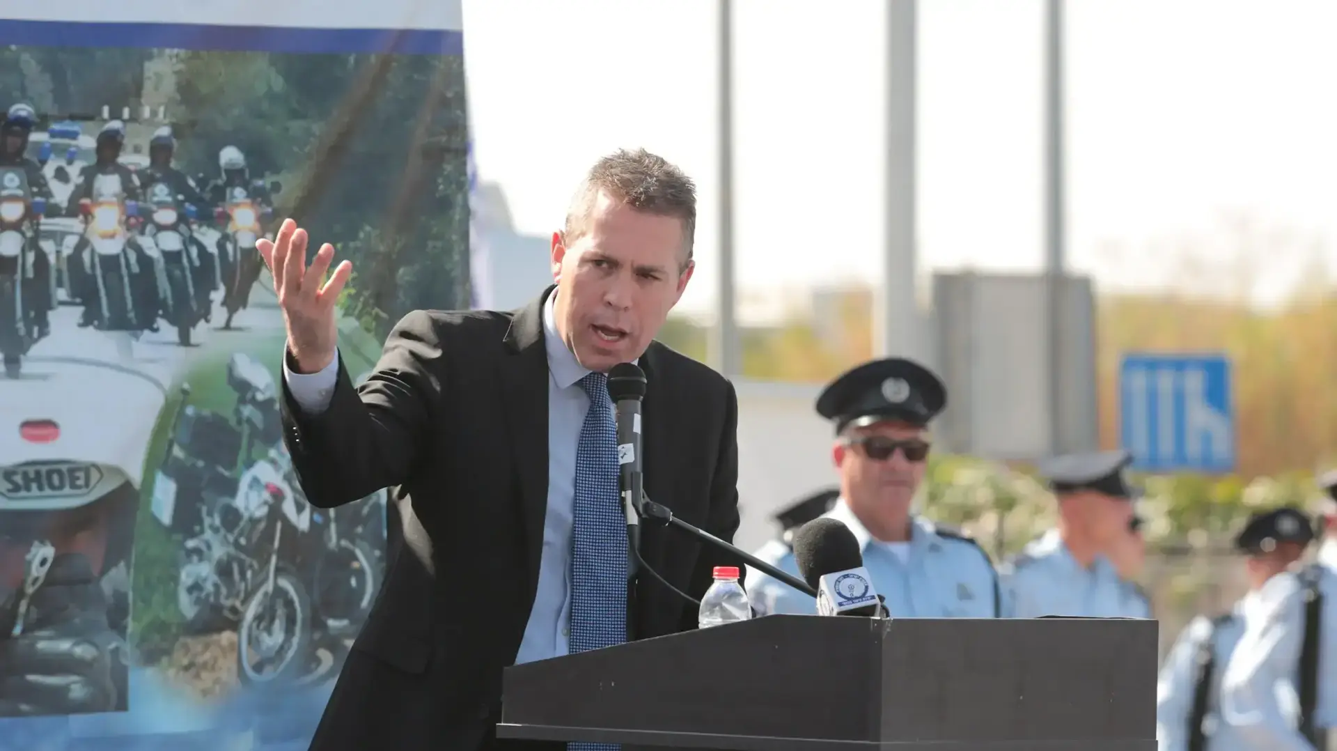 גלעד ארדן בטקס החלפת פיקוד של מפקד אגף התנועה, בית דגן. נובמבר 2016 גלעד ארדן בטקס החלפת פיקוד של מפקד אגף התנועה, בית דגן. נובמבר 2016