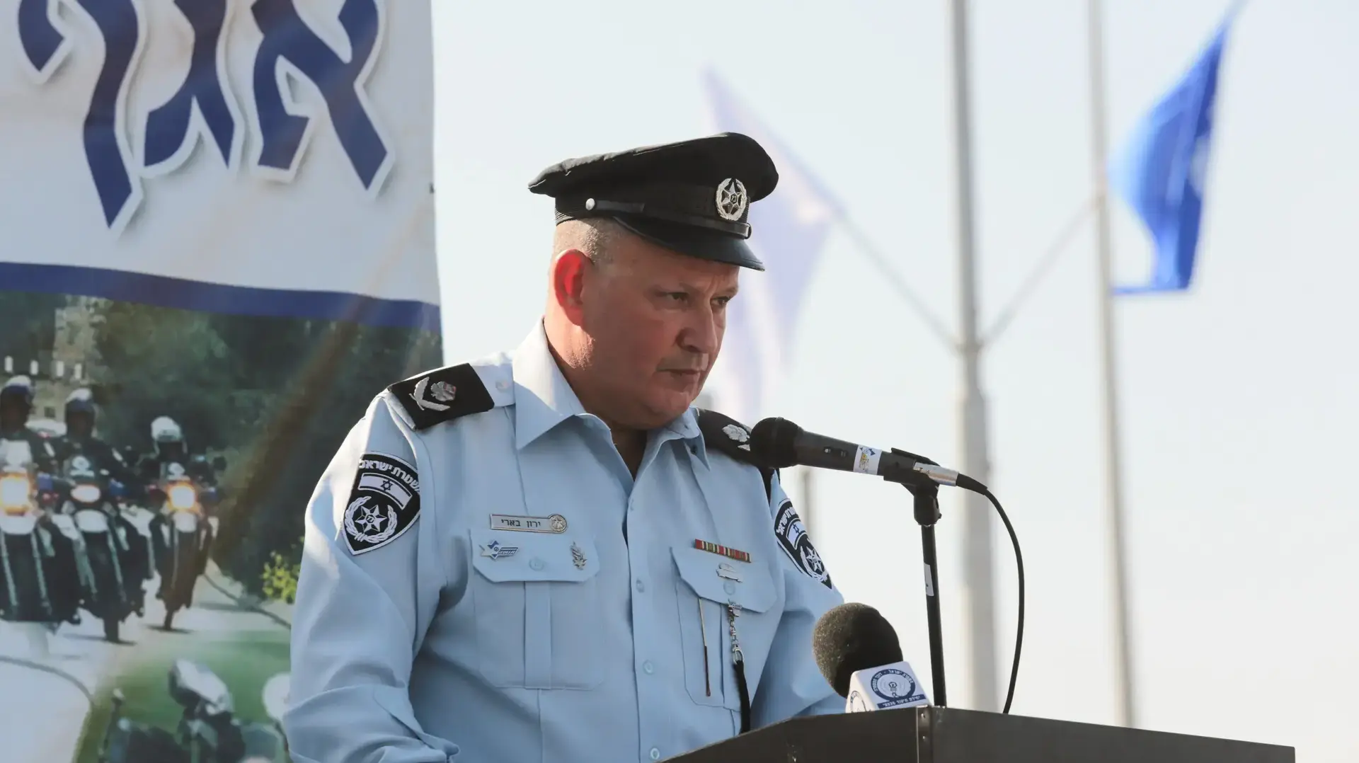 ירון בארי בטקס החלפת פיקוד של מפקד אגף התנועה, בית דגן. נובמבר 2016 ירון בארי בטקס החלפת פיקוד של מפקד אגף התנועה, בית דגן. נובמבר 2016