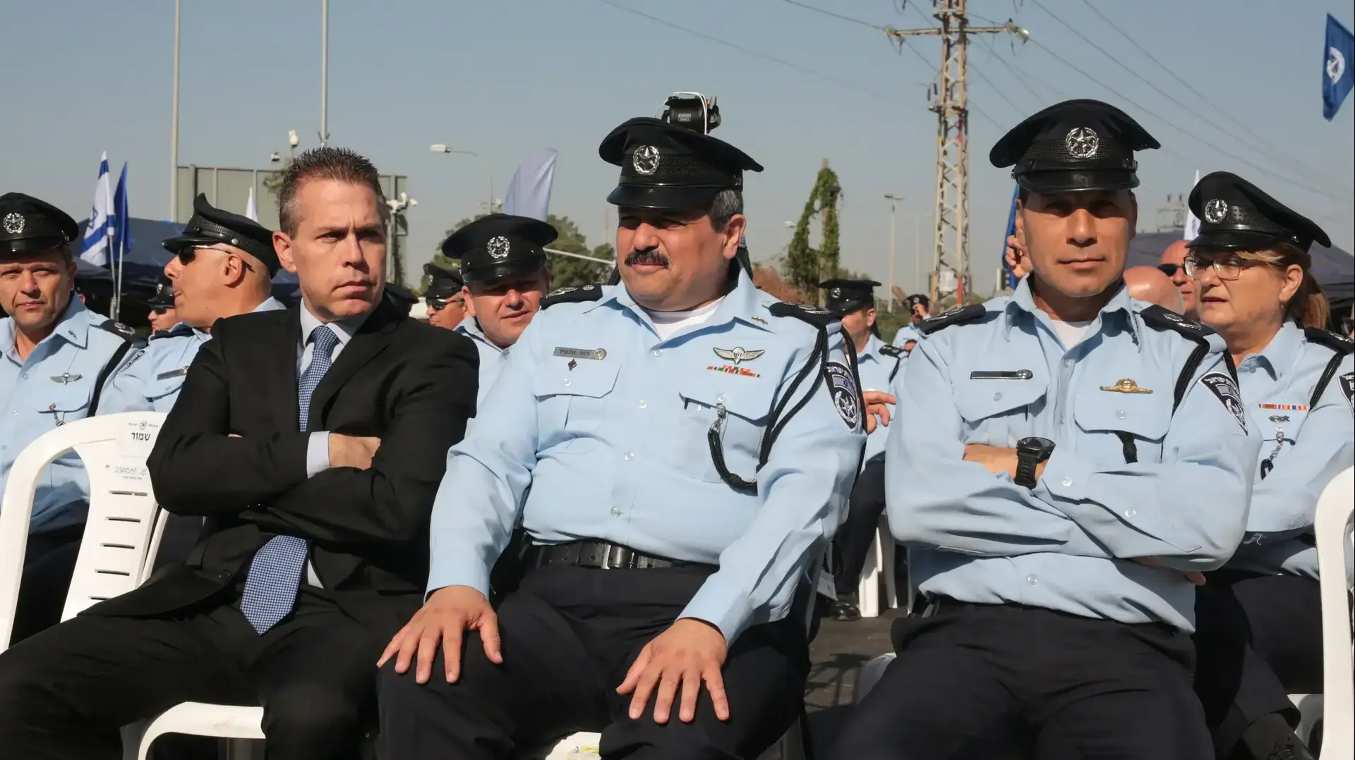 גלעד ארדן ורוני אלשיך בטקס החלפת פיקוד של מפקד אגף התנועה, בית דגן. נובמבר 2016 גלעד ארדן ורוני אלשיך בטקס החלפת פיקוד של מפקד אגף התנועה, בית דגן. נובמבר 2016