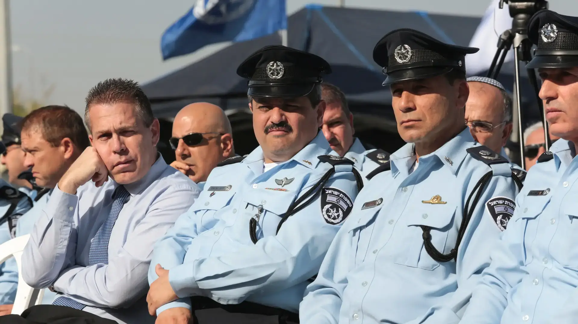 גלעד ארדן ורוני אלשיך בטקס החלפת פיקוד של מפקד אגף התנועה, בית דגן. נובמבר 2016