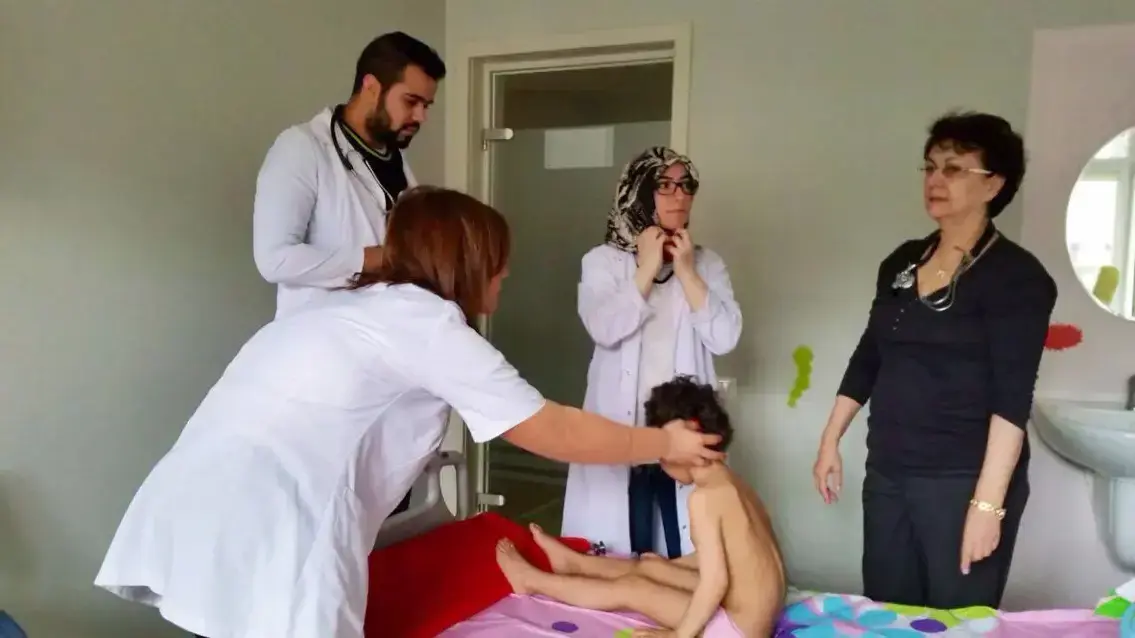 אדם אבו טהה, סטודנט בדואי לרופאה נדחה בהשכרת דירה בגלל מוצאו, פתח תקווה. נובמבר 2016 אדם אבו טהה, סטודנט בדואי לרופאה נדחה בהשכרת דירה בגלל מוצאו, פתח תקווה. נובמבר 2016