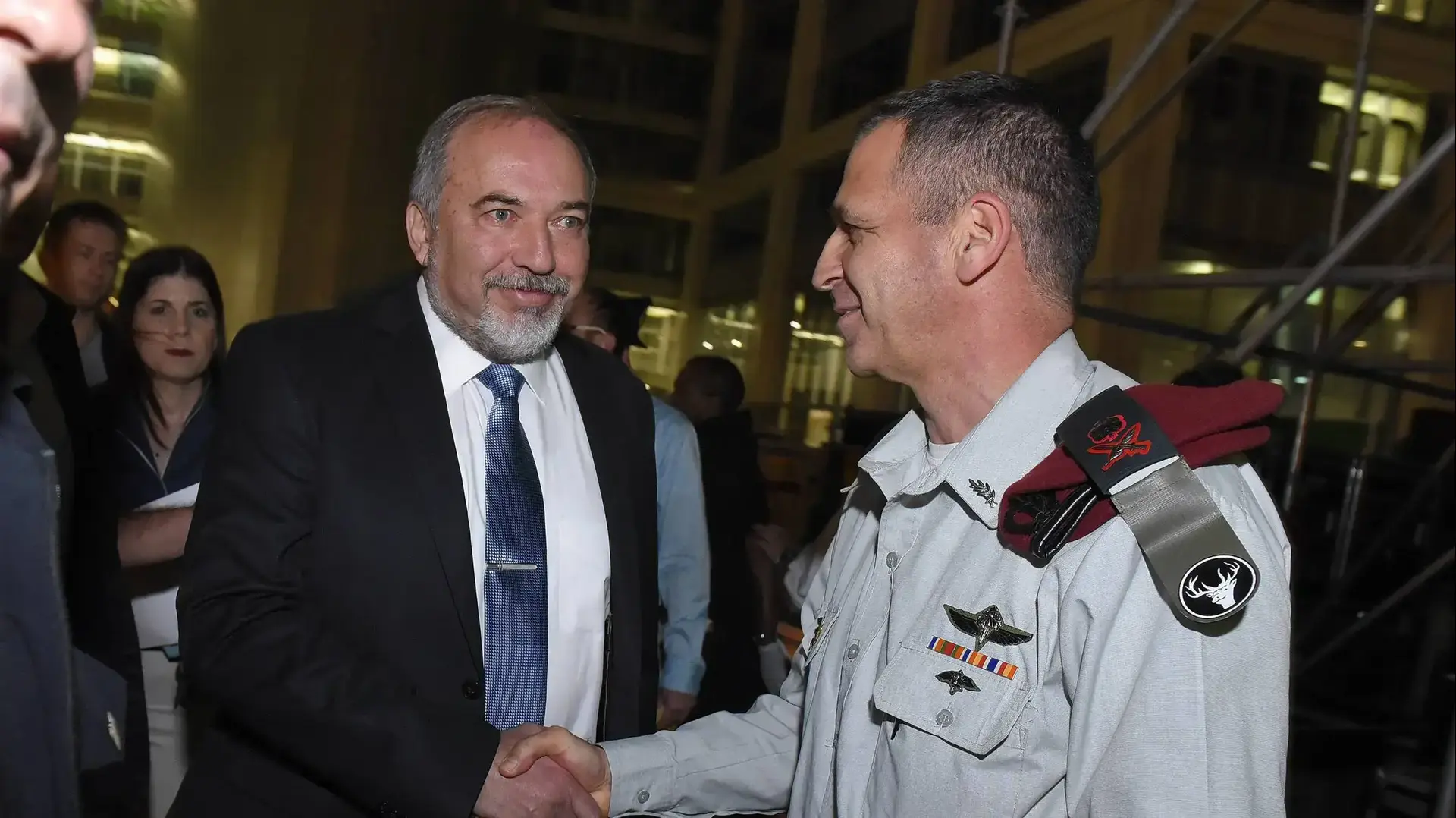הצגת תוכנית ממדים ללימודים שר הביטחון אביגדור ליברמן ואלוף פיקוד צפון אביב כוכבי הצגת תוכנית ממדים ללימודים שר הביטחון אביגדור ליברמן ואלוף פיקוד צפון אביב כוכבי