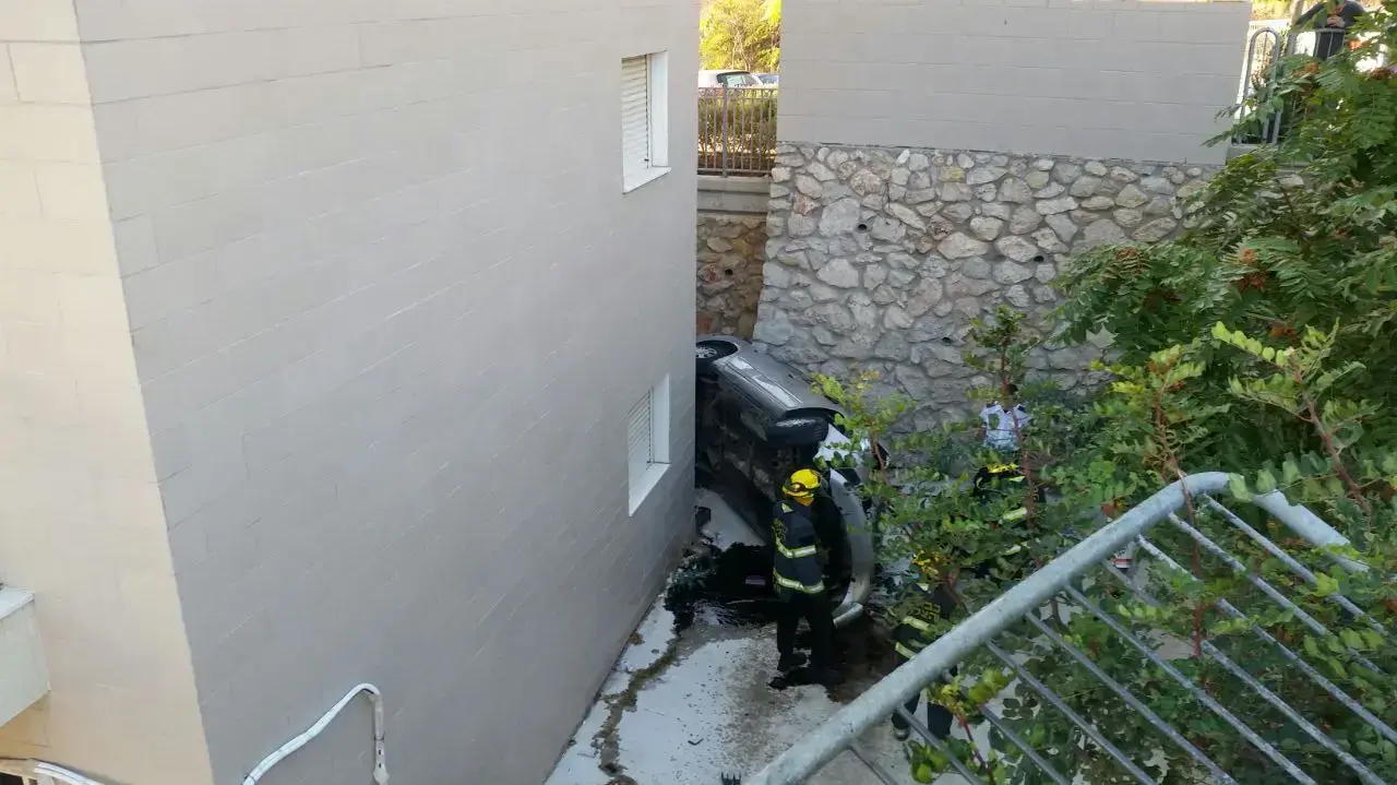 נהג איבד שליטה על כלי רכב והתדרדר לחצר בית מגורים מגובה בחיפה, 5 בנובמבר 2016