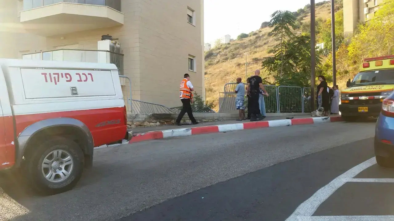 נהג איבד שליטה על כלי רכב והתדרדר לחצר בית מגורים מגובה בחיפה, 5 בנובמבר 2016