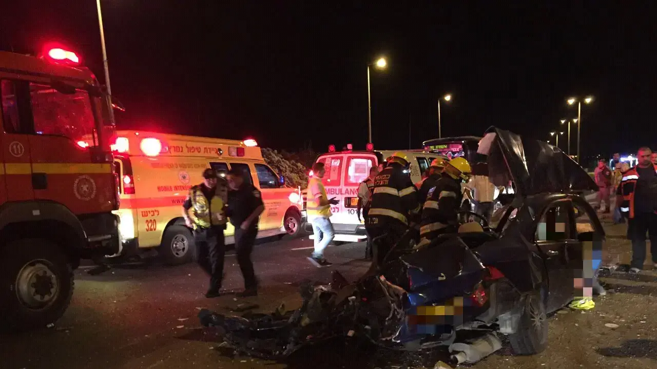תאונת דרכים בין כלי רכב פרטי ואוטובוס בכביש 40 באזור קריית גת. 5 בנובמבר 2016 תאונת דרכים בין כלי רכב פרטי ואוטובוס בכביש 40 באזור קריית גת. 5 בנובמבר 2016