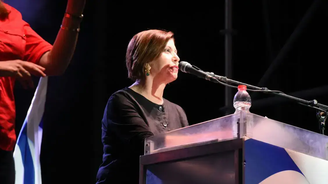 זהבה גלאון נואמת בעצרת לציון 21 שנה לרצח יצחק רבין בתל אביב. 5 בנובמבר 2016 זהבה גלאון נואמת בעצרת לציון 21 שנה לרצח יצחק רבין בתל אביב. 5 בנובמבר 2016