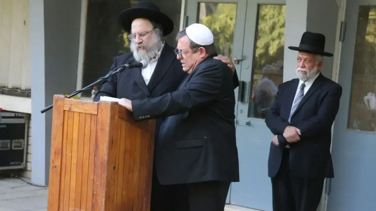 פלמח זאבי ובנימין סייר זאבי בהלוויתה של יעל זאבי, בית העלמין קיבוץ דגניה ב . נובמבר 2016 פלמח זאבי ובנימין סייר זאבי בהלוויתה של יעל זאבי, בית העלמין קיבוץ דגניה ב . נובמבר 2016