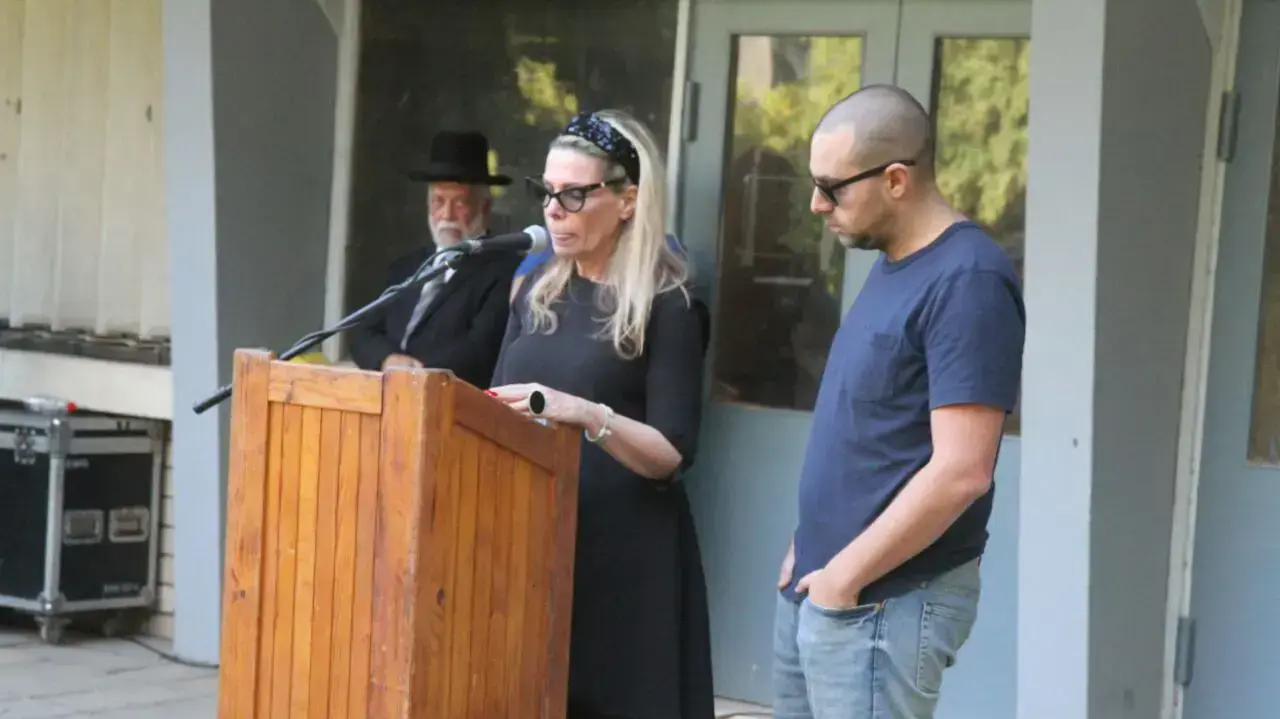 מצדה זאבי בהלוויתה של יעל זאבי, בית העלמין קיבוץ דגניה ב . נובמבר 2016 מצדה זאבי בהלוויתה של יעל זאבי, בית העלמין קיבוץ דגניה ב . נובמבר 2016