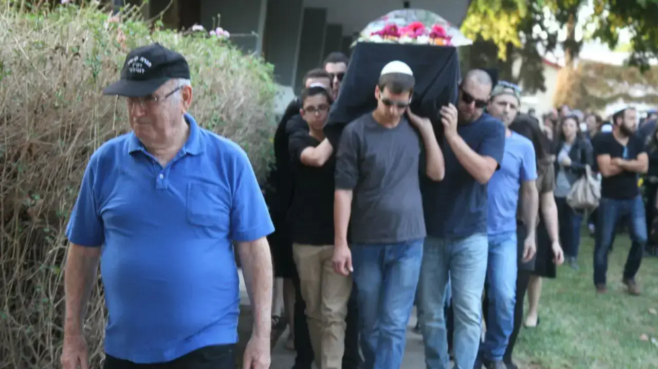 הלוויתה של יעל זאבי, בית העלמין קיבוץ דגניה ב. נובמבר 2016 הלוויתה של יעל זאבי, בית העלמין קיבוץ דגניה ב. נובמבר 2016