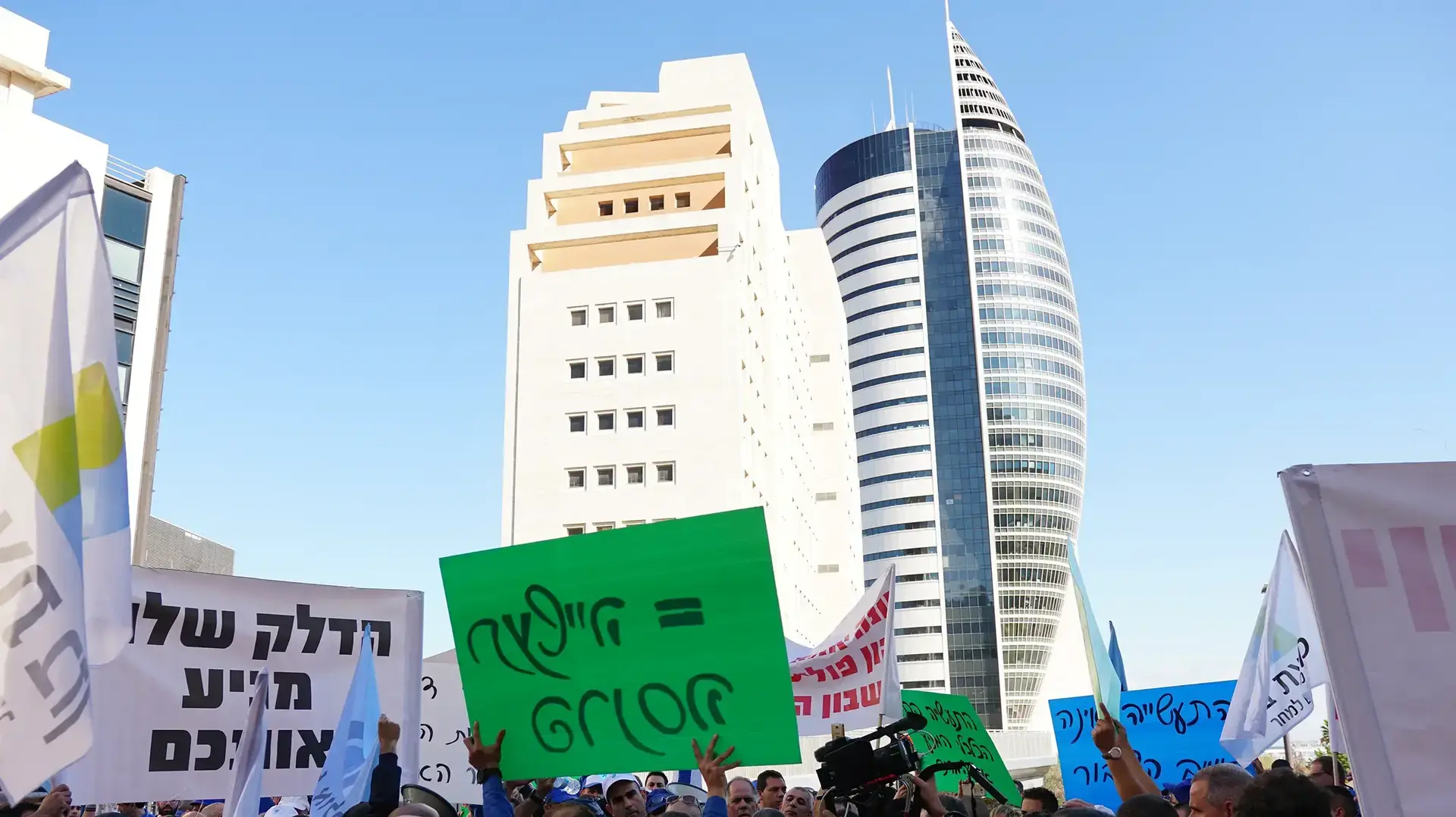 דיון בצו הסגירה שעיריית חיפה הוציאה למפעל כרמל אולפינים. בימ"ש השלום, חיפה. נובמבר 2016 דיון בצו הסגירה שעיריית חיפה הוציאה למפעל כרמל אולפינים. בימ"ש השלום, חיפה. נובמבר 2016